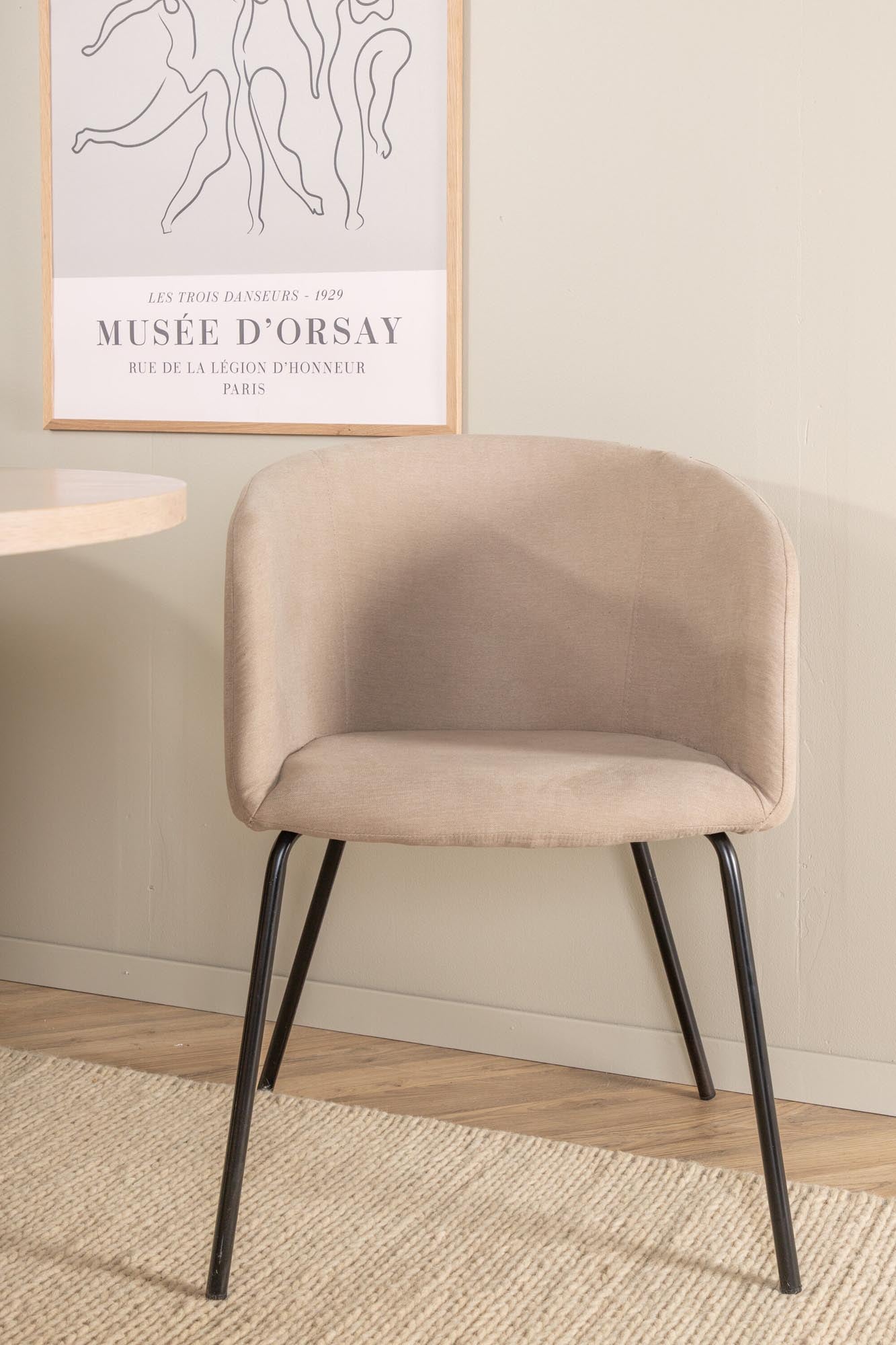 Modernes Bianca Esszimmerset mit ovalem Tisch und luxuriösen Berit Stühlen. Ideal für stilvolle Esszimmer und unvergessliche Momente.