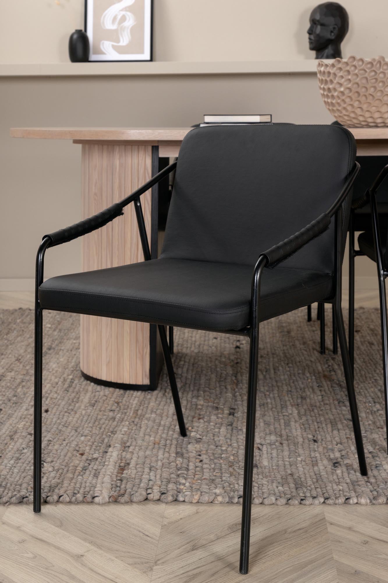 Entdecken Sie das Bianca Esszimmerset von Venture Home: ovaler 200cm Tisch und 4 stilvolle Stühle für einladende Essbereiche und modernes Design.