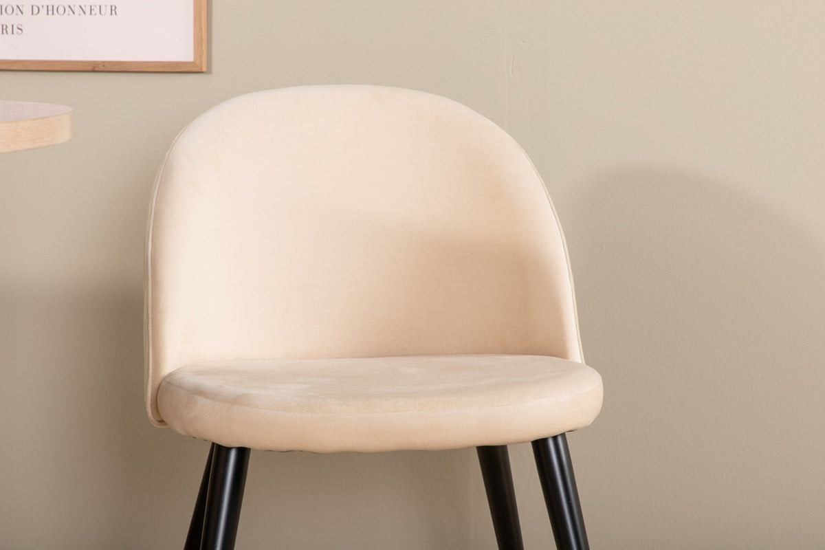 Ovaler Esstisch mit weiss gewaschenem schwarzem Furnier und vier Stühlen mit beige-schwarzem Polyester-Leinen-Bezug und Samtnähten