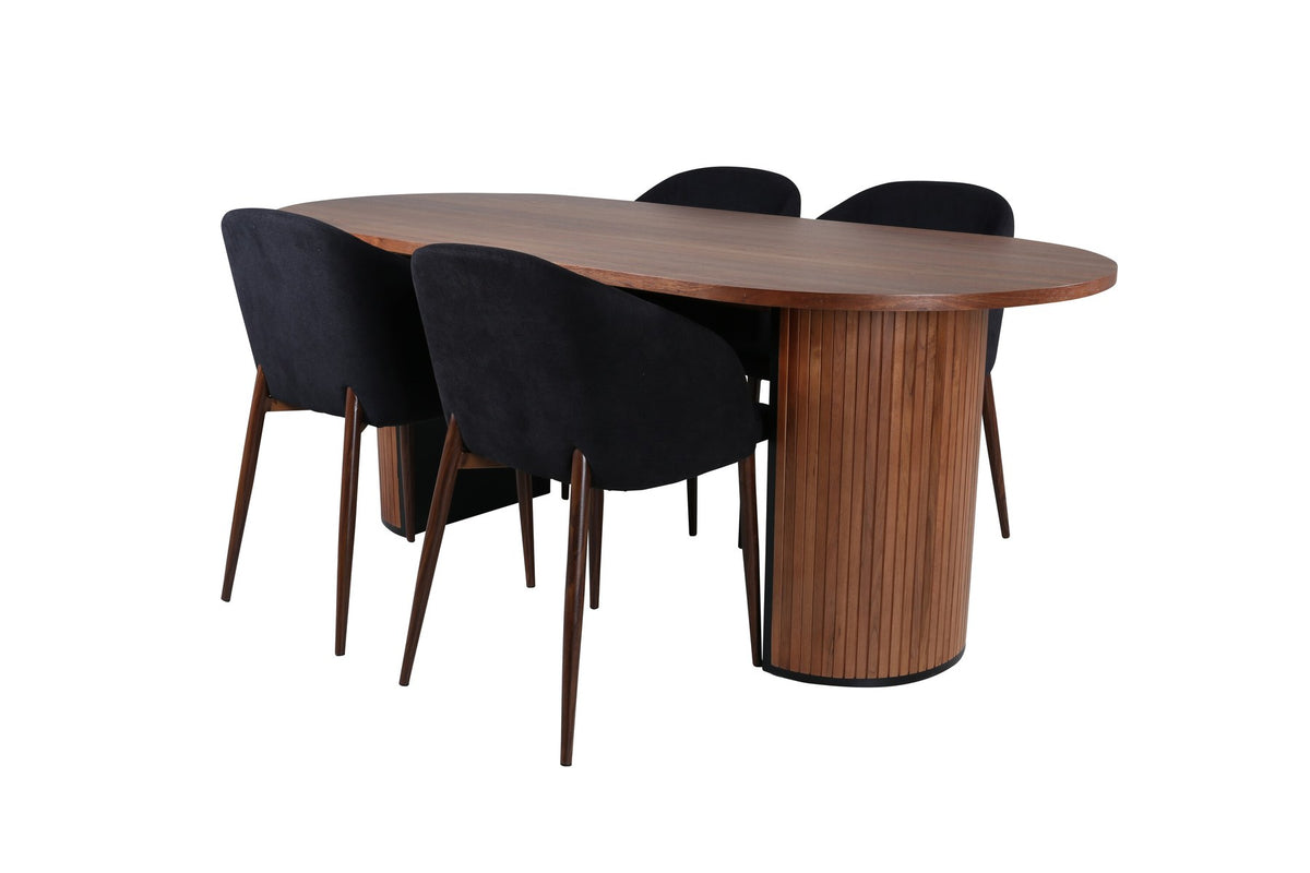 Ovaler Esstisch mit Nussbaum-MDF-Furnierplatte und Stahlgestell, daneben zwei schwarze Polsterstühle mit Metallbeinen im Esszimmer.