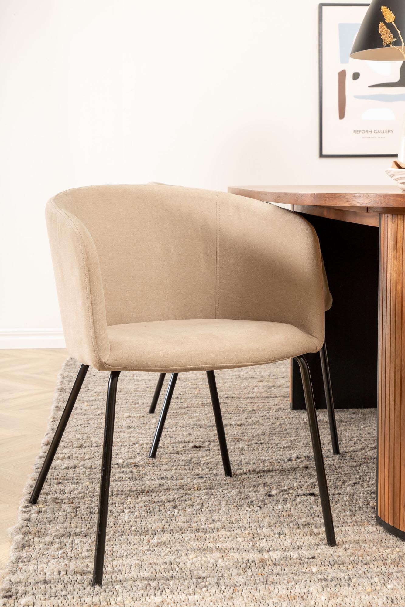 Stilvolles Bianca Esszimmerset mit ovalem Tisch und komfortablen Berit Stühlen. Ideal für gesellige Abende und modernes Wohnen.