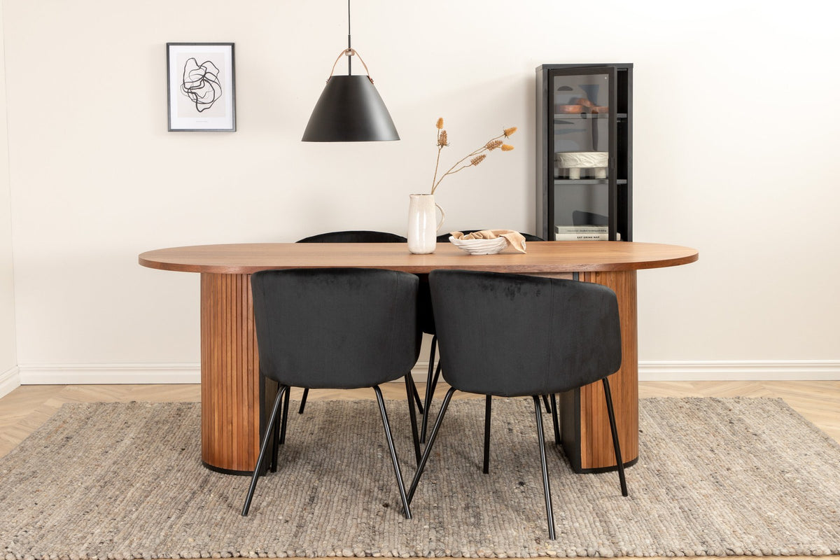 Ovaler Esstisch aus Nussbaum-MDF mit Furnier und vier schwarzen Esszimmerstühlen mit Samtsitz und schmalen Eisenbeinen von Venture Home.