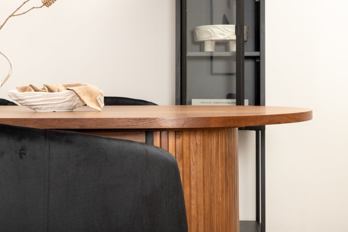 Ovaler Esstisch aus Nussbaum-MDF mit Furnier und vier schwarzen Esszimmerstühlen mit Samtsitz und schmalen Eisenbeinen von Venture Home.