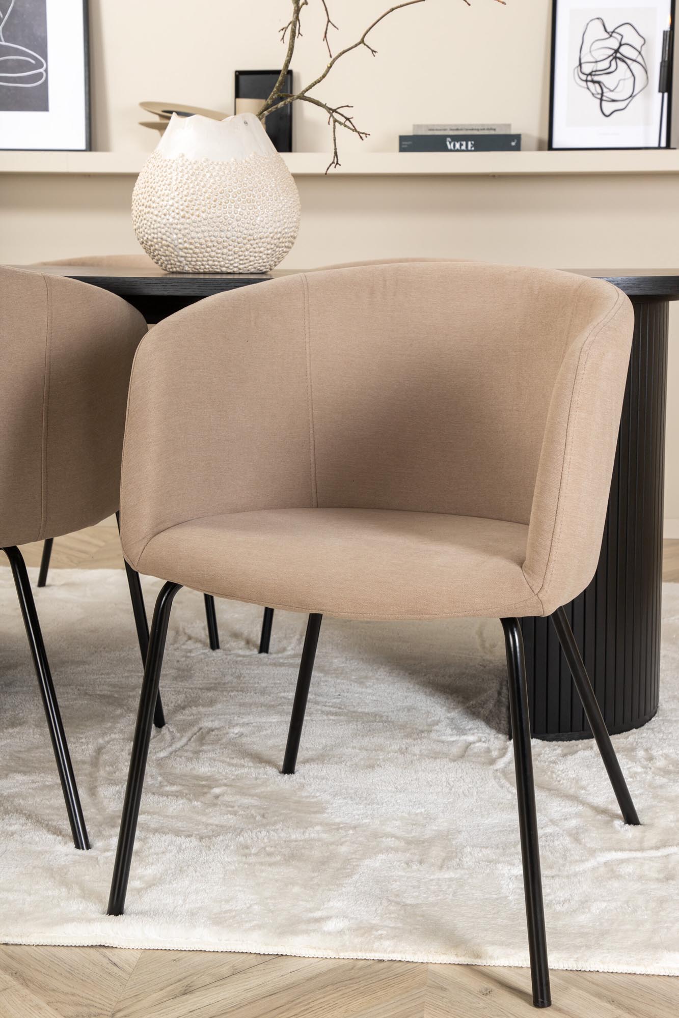 Bianca Esszimmerset von Venture Home: Eleganter ovaler Tisch und luxuriöse Samtstühle für ein stilvolles Esszimmerambiente.