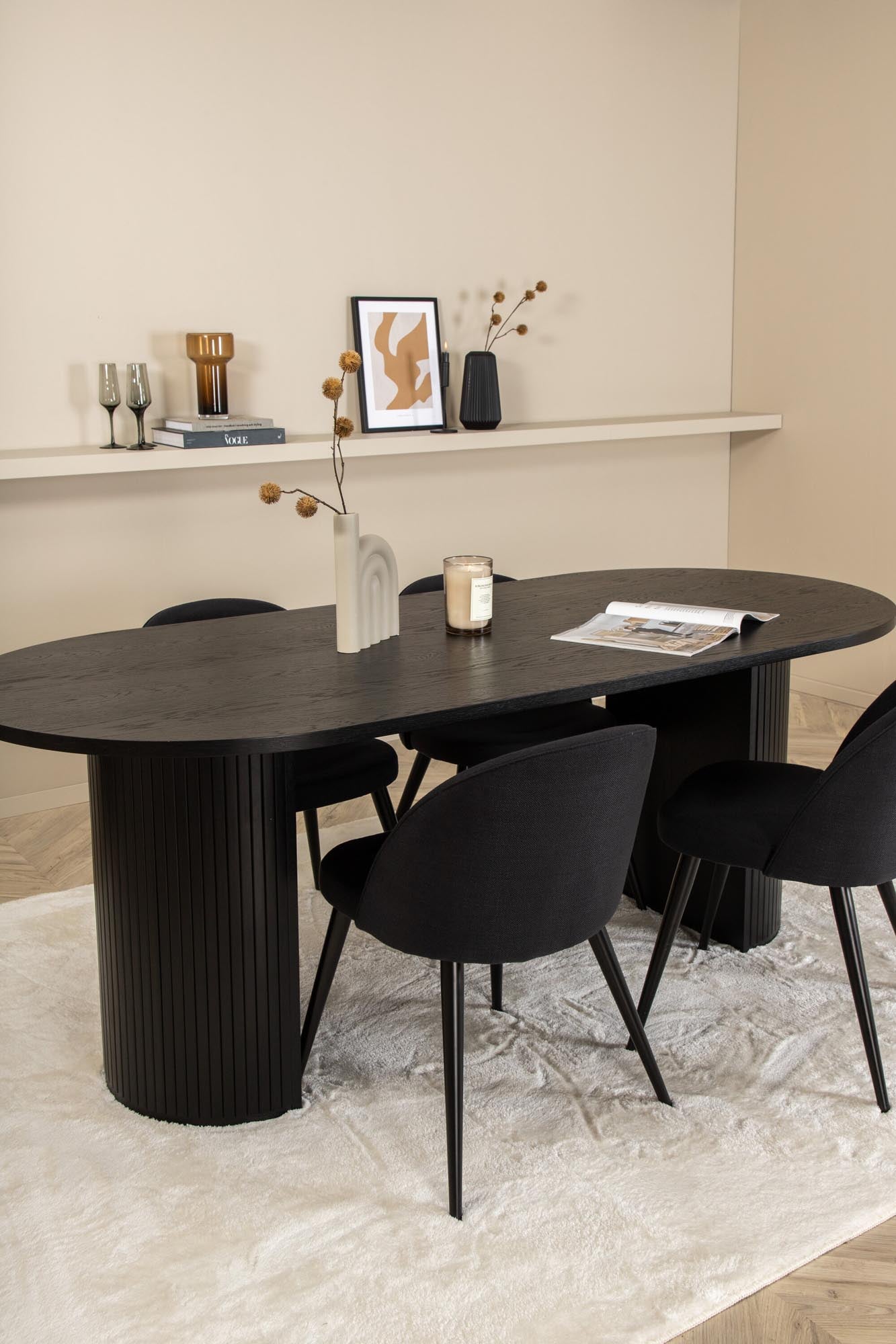 Stilvolles Bianca Esszimmerset von Venture Home: 200 cm Tisch und 4 luxuriöse Velvet-Stühle für einladende Essbereiche.