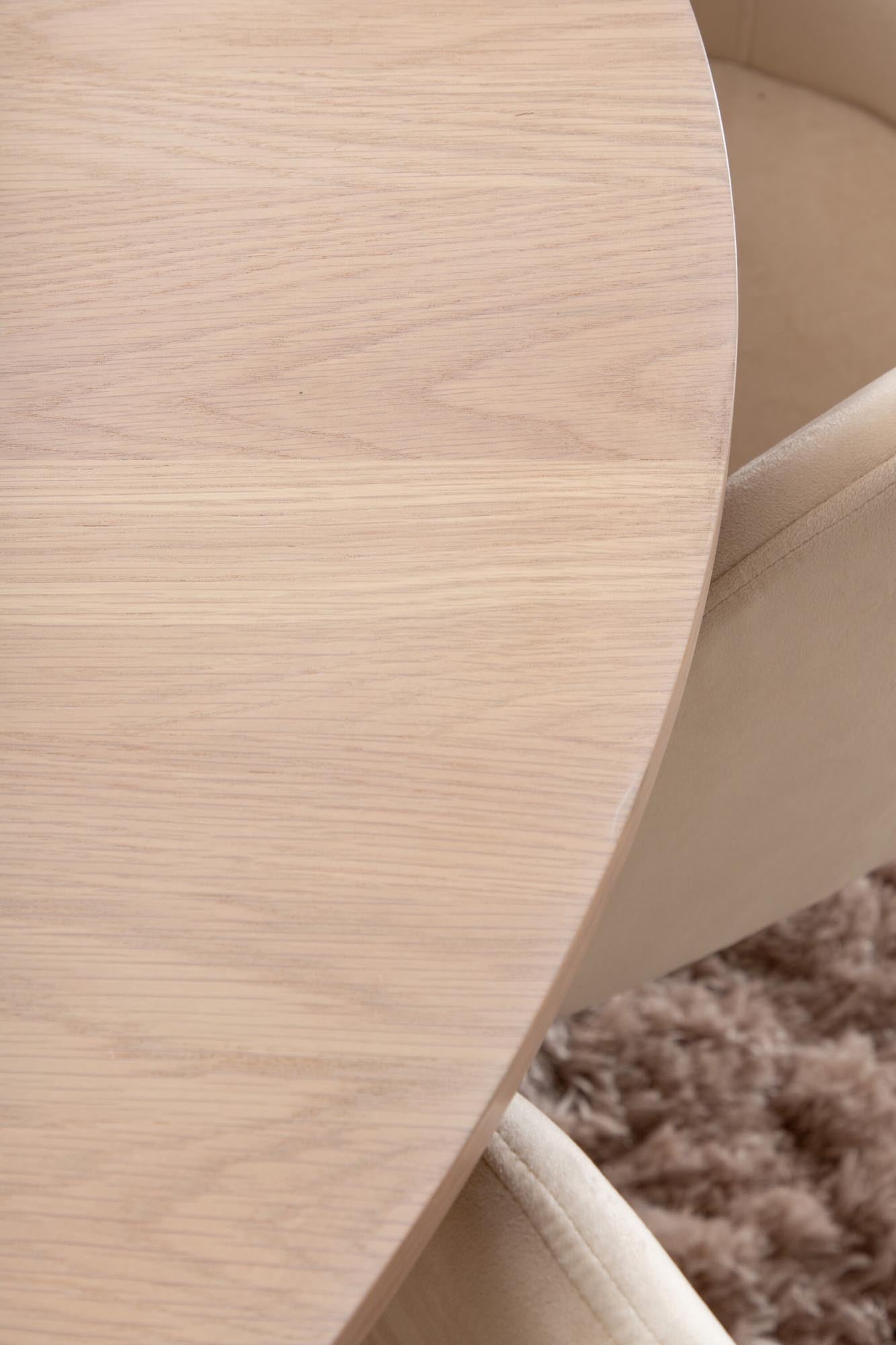 Bianca Esszimmerset + Berit: Eleganter runder Tisch mit 4 beigen Samt-Stühlen, ideal für stilvolle Dinner und gesellige Abende.