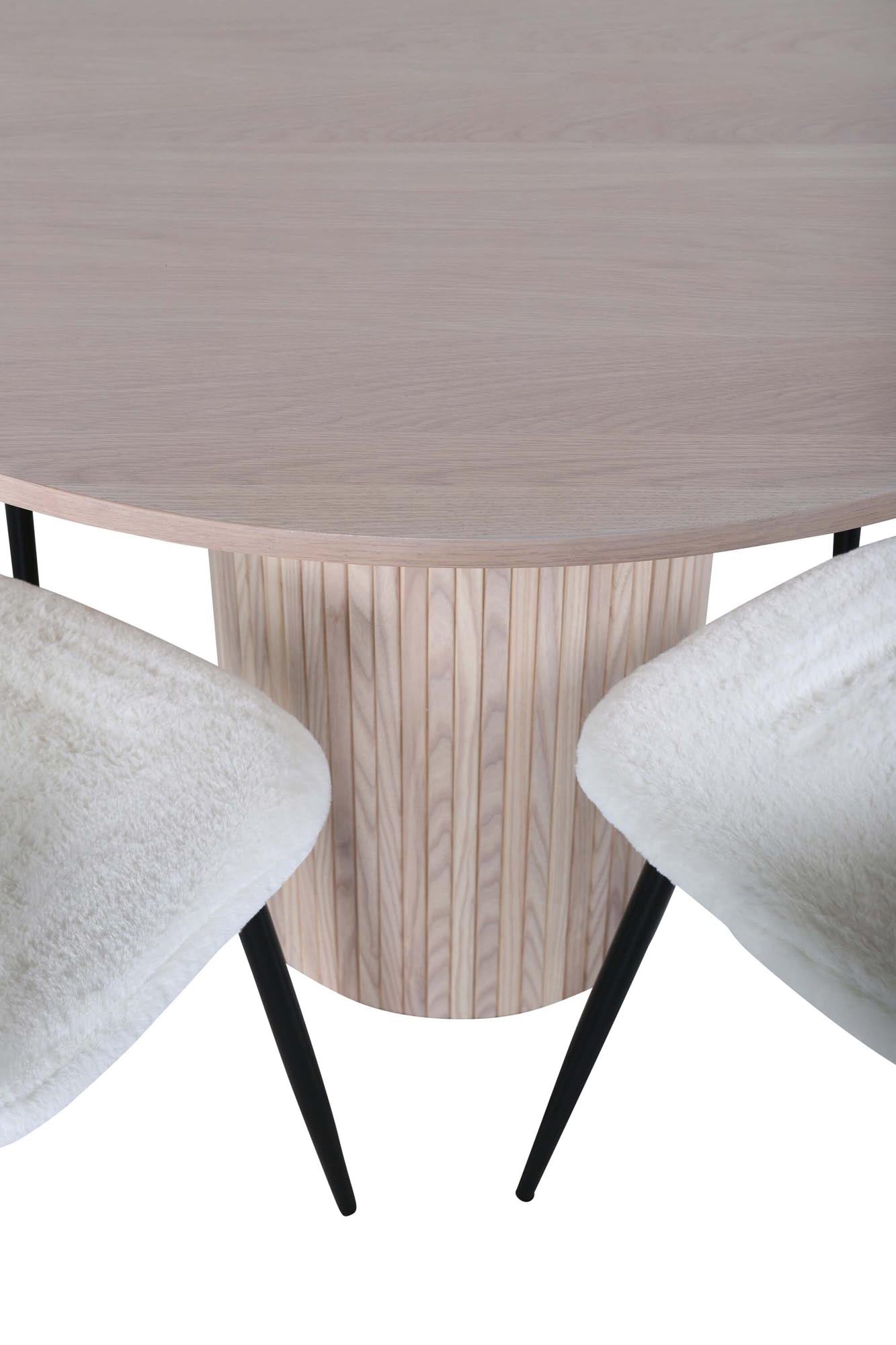 Entdecken Sie das Bianca Esszimmerset + Polar von Venture Home: Eleganter runder Tisch und luxuriöse Samtstühle für stilvolle Esszimmer.