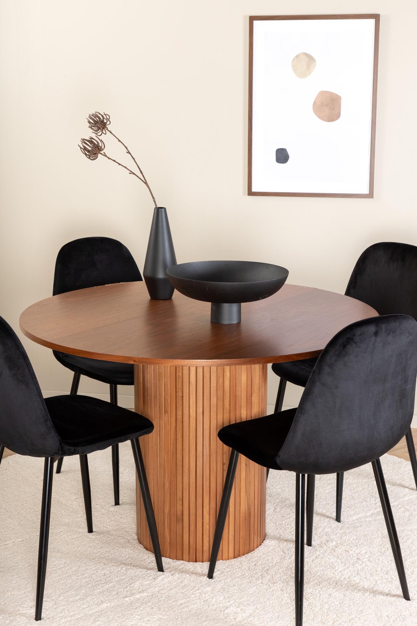 Stilvolles Bianca Esszimmerset: Eleganter runder Tisch aus Walnuss und luxuriöse Samtstühle für gemütliche Dinner und unvergessliche Abende.