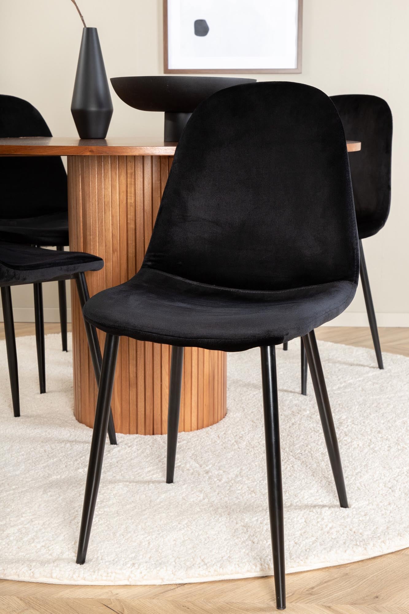 Stilvolles Bianca Esszimmerset mit runden Tisch (⌀110cm) und 4 luxuriösen Samt-Stühlen. Perfekt für moderne Essbereiche!