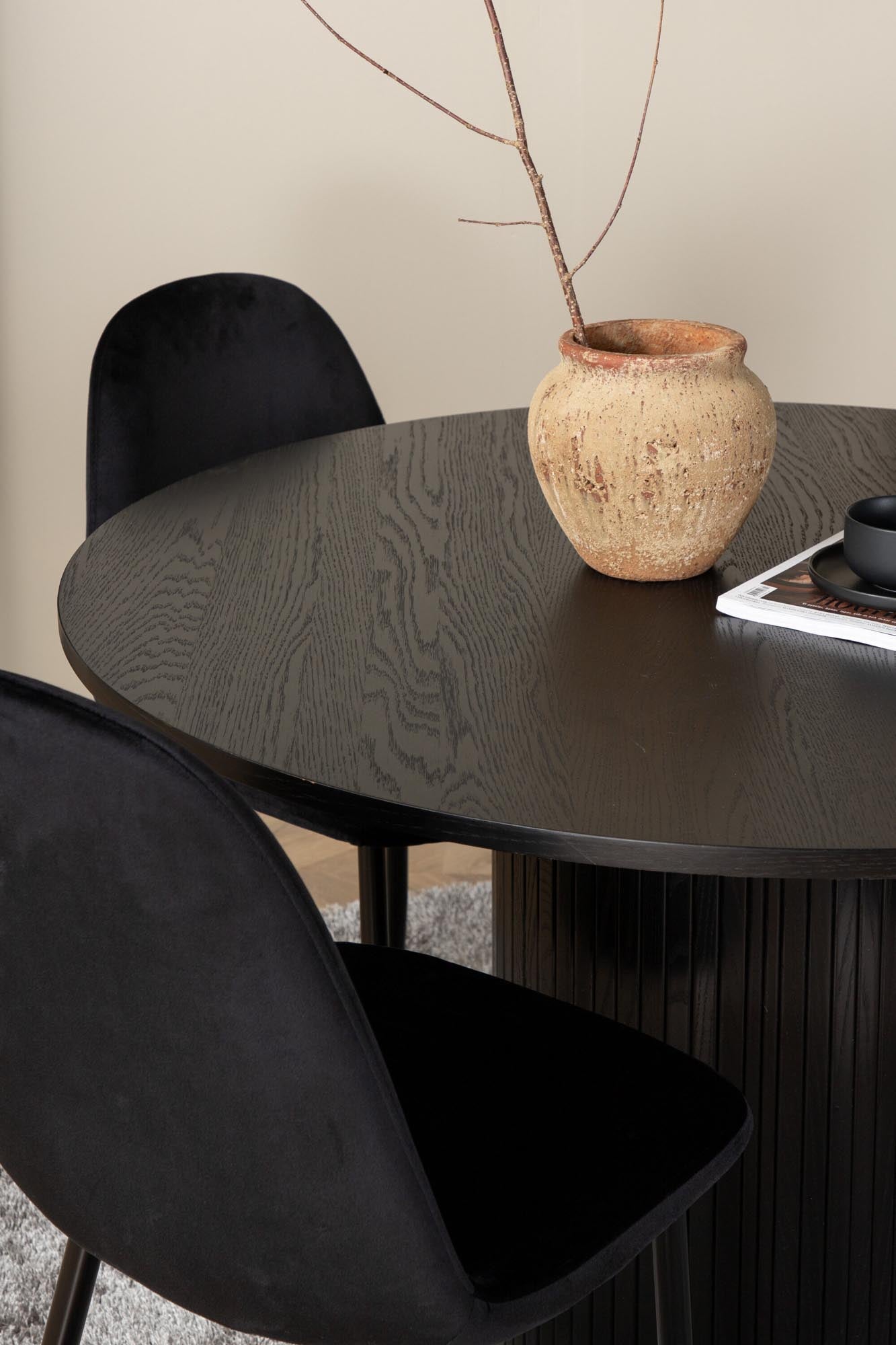 Stilvolles Bianca Esszimmerset mit elegantem runden Tisch und 4 luxuriösen Samtstühlen. Perfekt für ein modernes Esszimmer!