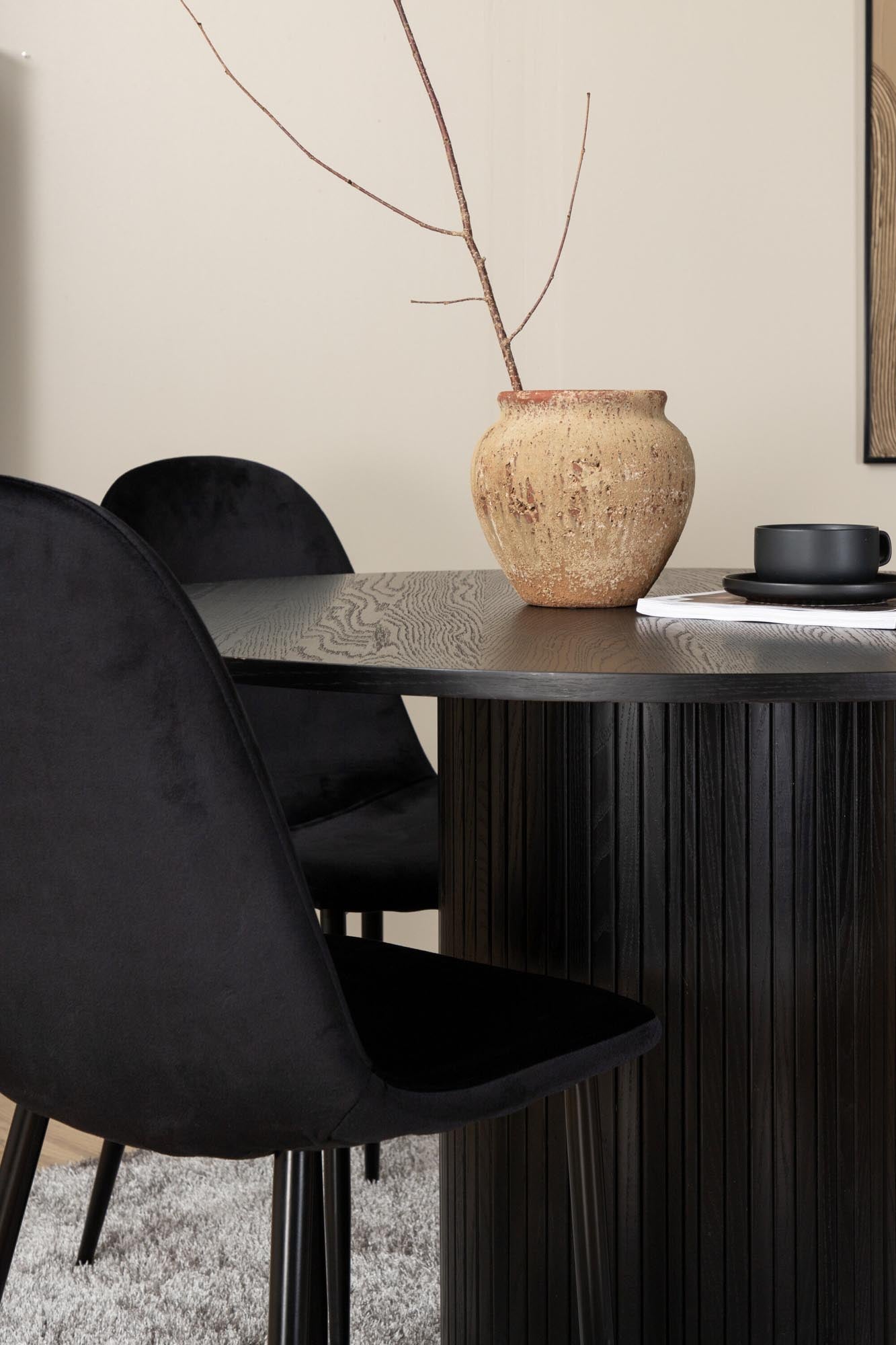 Stilvolles Bianca Esszimmerset mit rundem 110cm Tisch und 4 luxuriösen Samtstühlen. Perfekt für moderne Essbereiche!