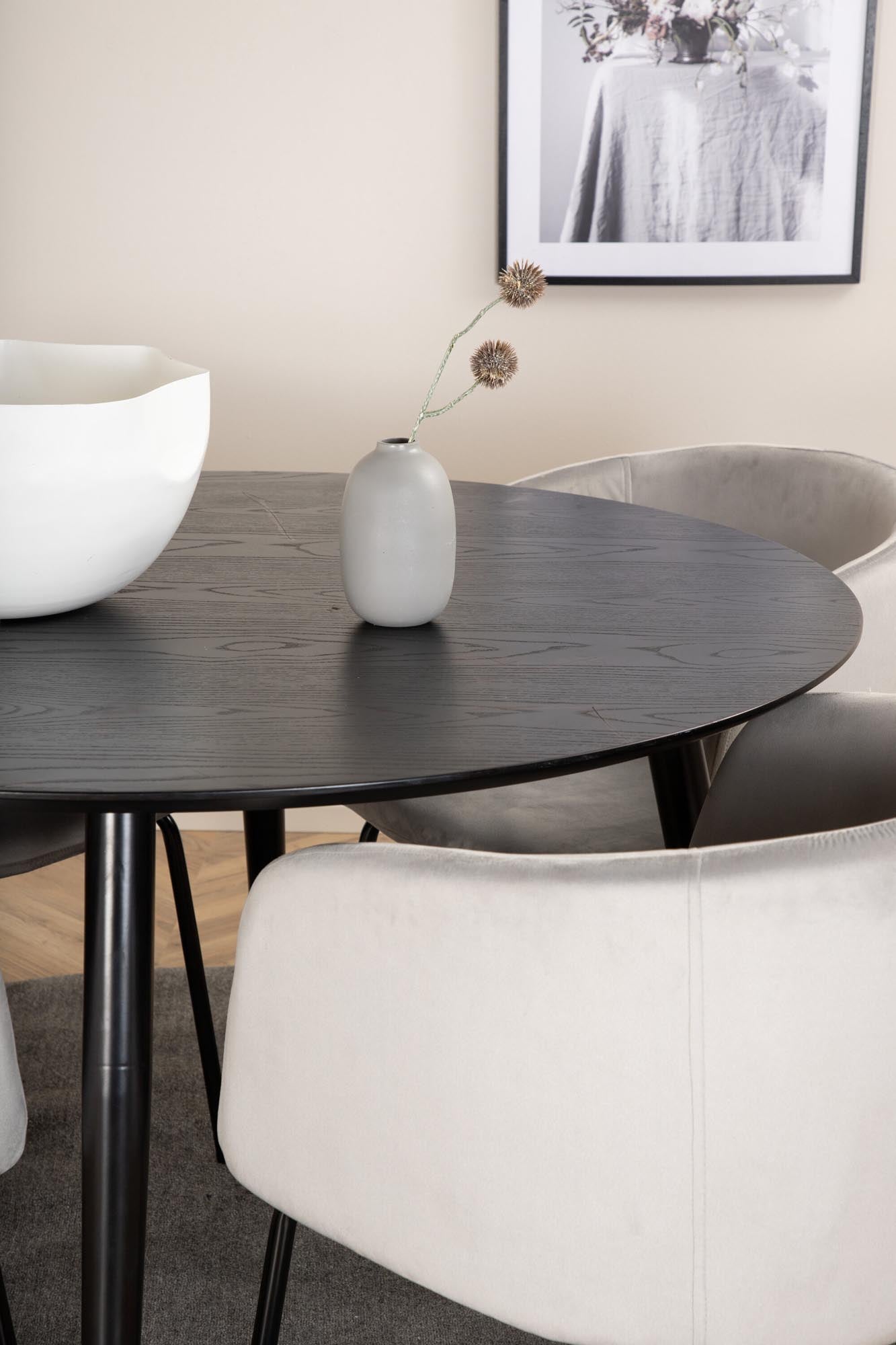 Elegantes Dipp Esszimmerset mit runden Tisch und 4 stilvollen Berit Stühlen, ideal für ein modernes Esszimmer. Hochwertige Materialien und Design.