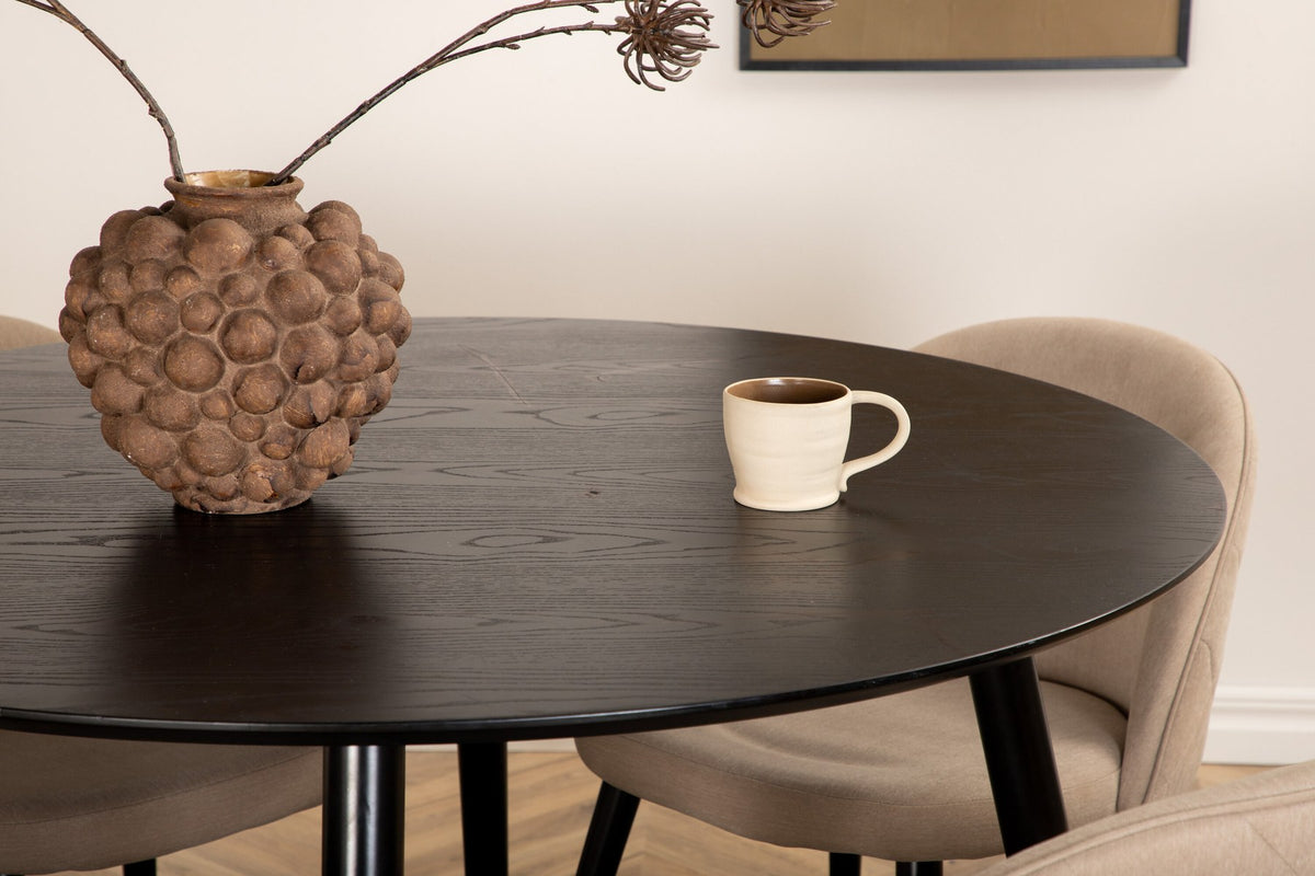 Rundes Dipp Esszimmerset: Esstisch ⌀115 cm mit schwarzem Furnier und schwarzen Beinen, dazu vier Velvet-Stühle mit schwarz-grauem Mikrofaserbezug.