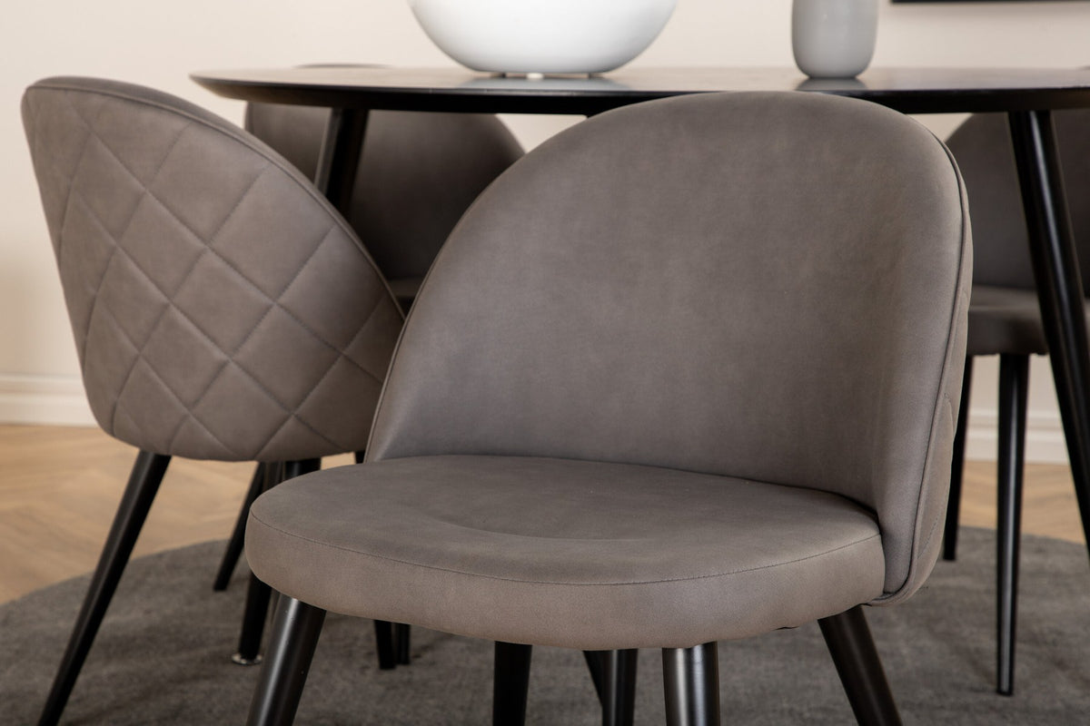 Rundes Dipp Esszimmerset: Esstisch ⌀115 cm mit schwarzem Furnier und schwarzen Beinen, dazu vier Velvet-Stühle mit schwarz-grauem Mikrofaserbezug.