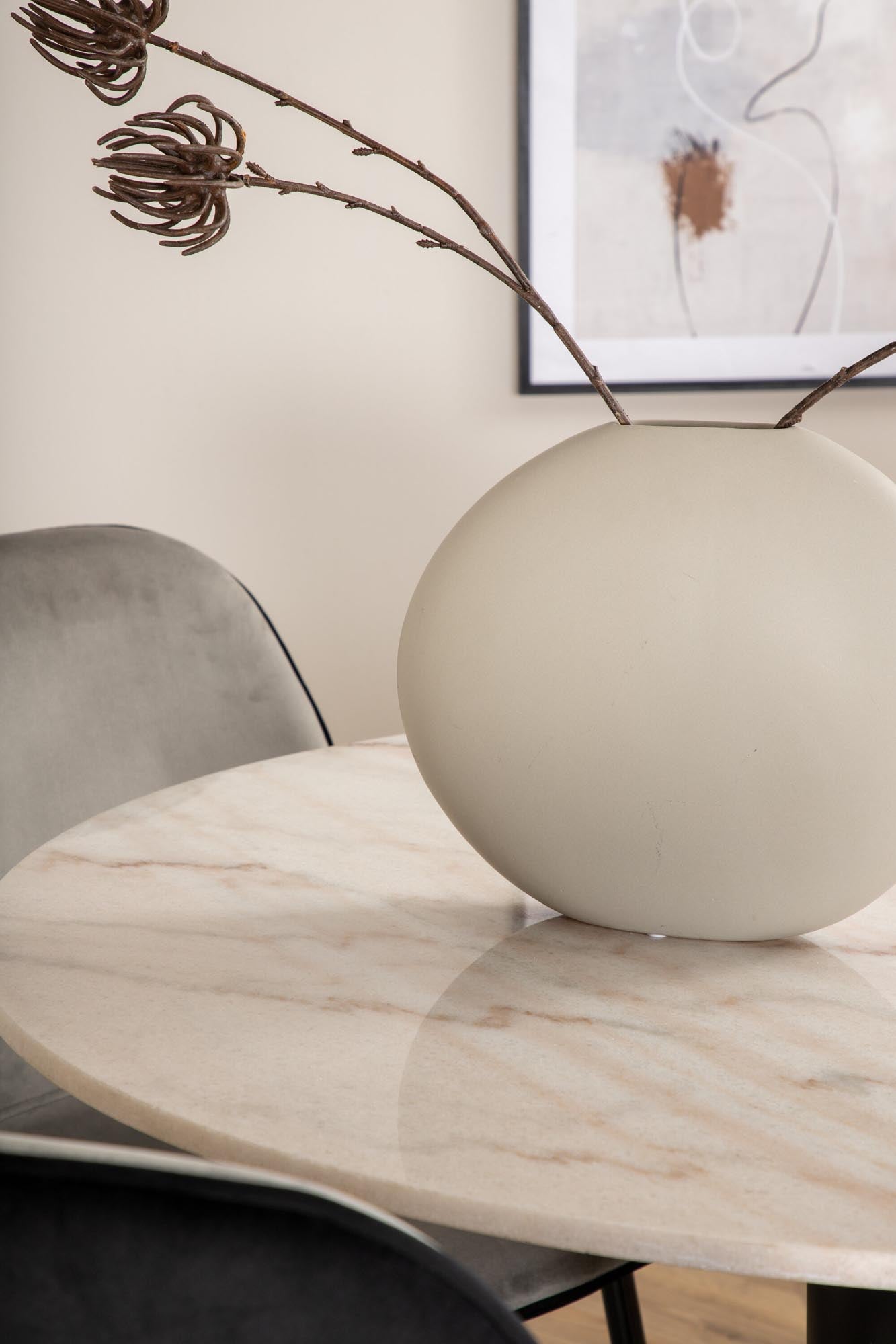 Stilvolles Esszimmerset Estelle + Emma mit runder Marmorplatte und bequemen Samtstühlen – ideal für gesellige Abende und moderne Wohnräume.