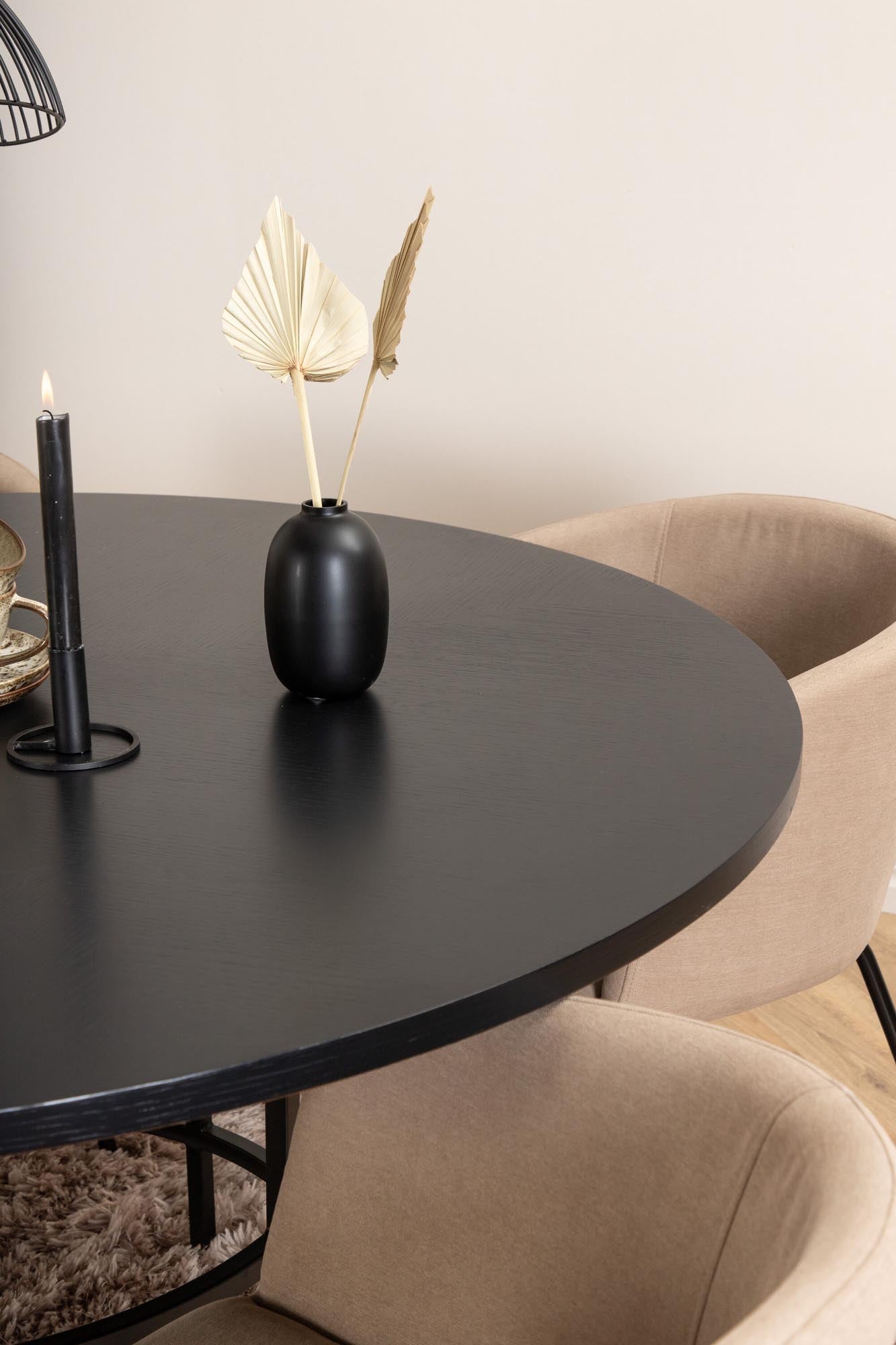 Modernes Esszimmerset Copenhagen + Berit mit rundem Tisch und bequemen Stühlen für gesellige Abende und stilvolle Einrichtung.