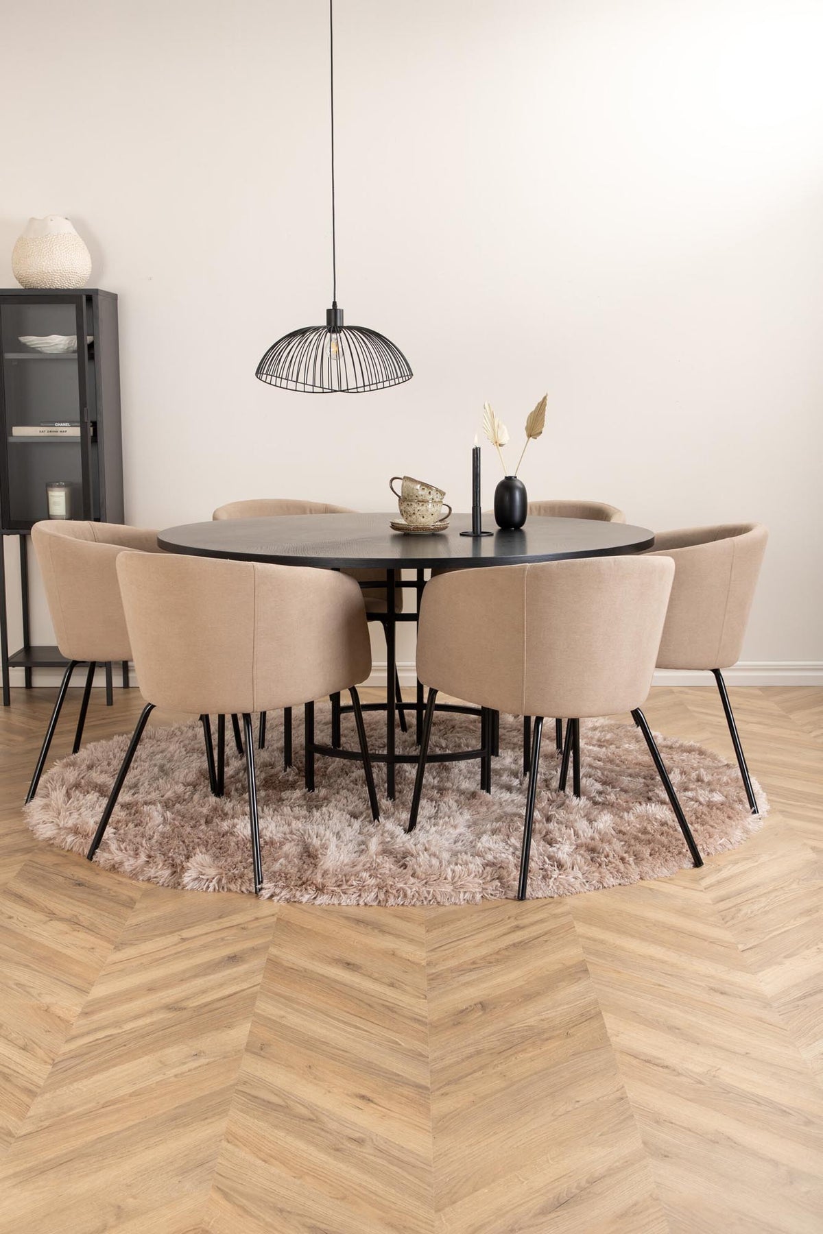 Esszimmerset Copenhagen + Berit ⌀140cm/6St. in Beige, Schwarz präsentiert im Onlineshop von KAQTU Design AG. Esszimmerset ist von Venture Home