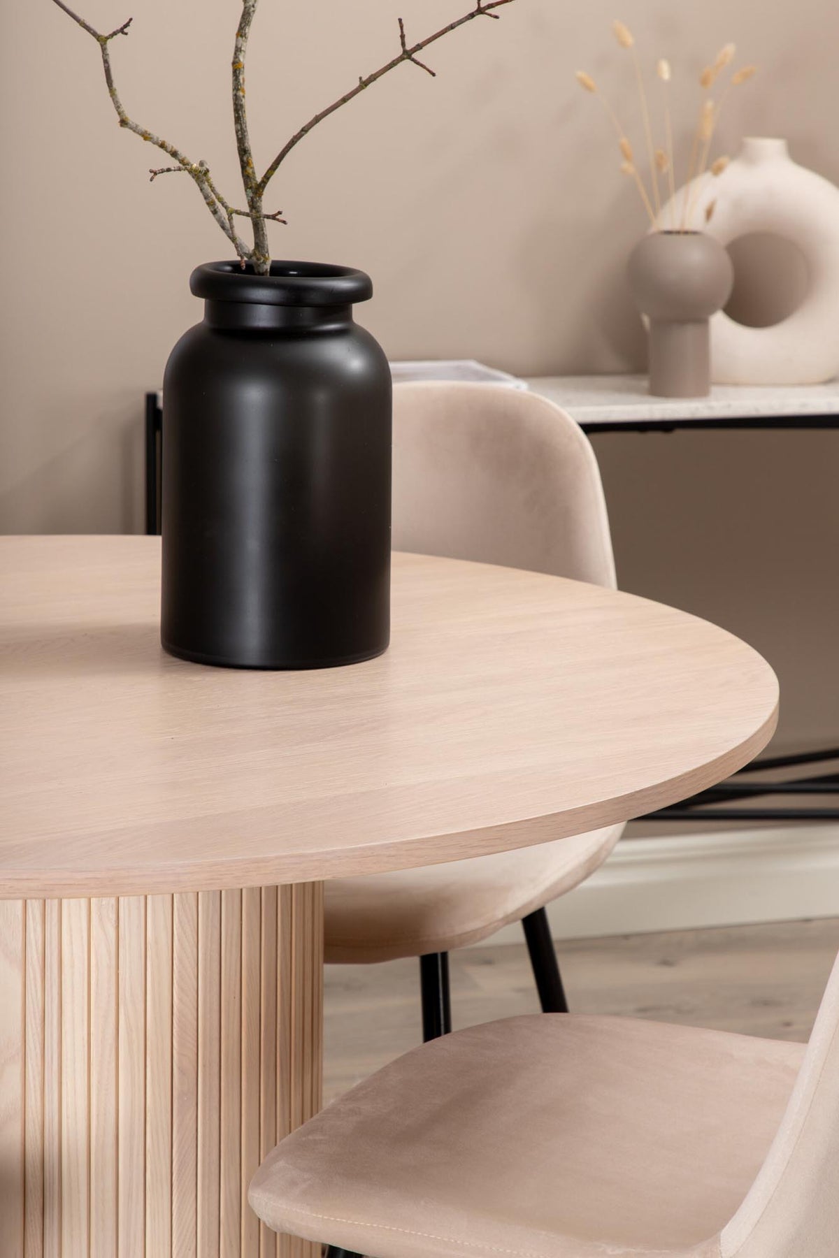 Bianca Esszimmerset + Polar ⌀110cm/4St. in Weiss / Beige präsentiert im Onlineshop von KAQTU Design AG. Esszimmerset ist von Venture Home