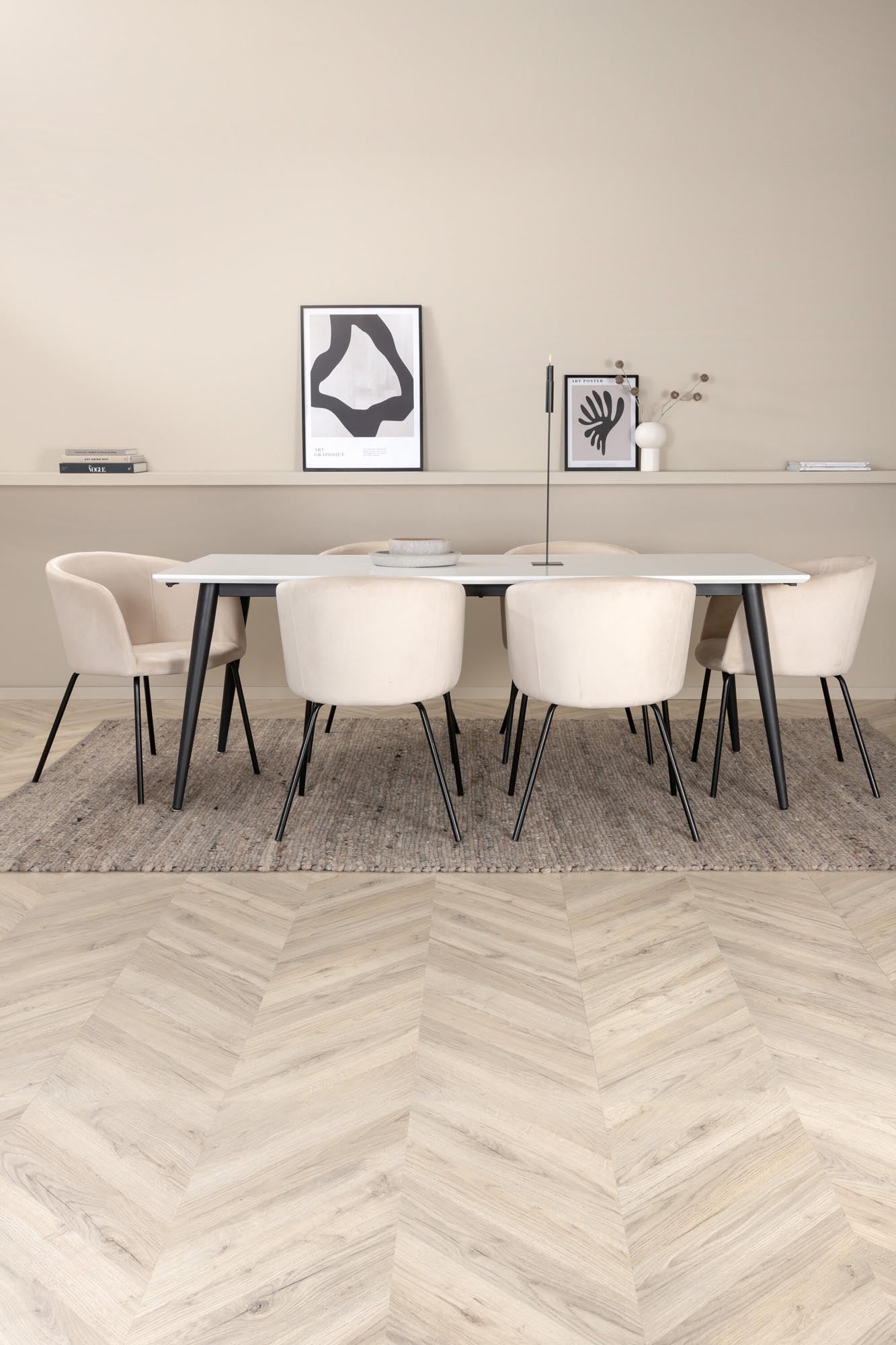 Gestalten Sie Ihr Esszimmer mit dem Jimmy Esszimmerset von Venture Home: 6 komfortable Berit-Stühle und ein ausziehbarer Tisch für jeden Anlass.