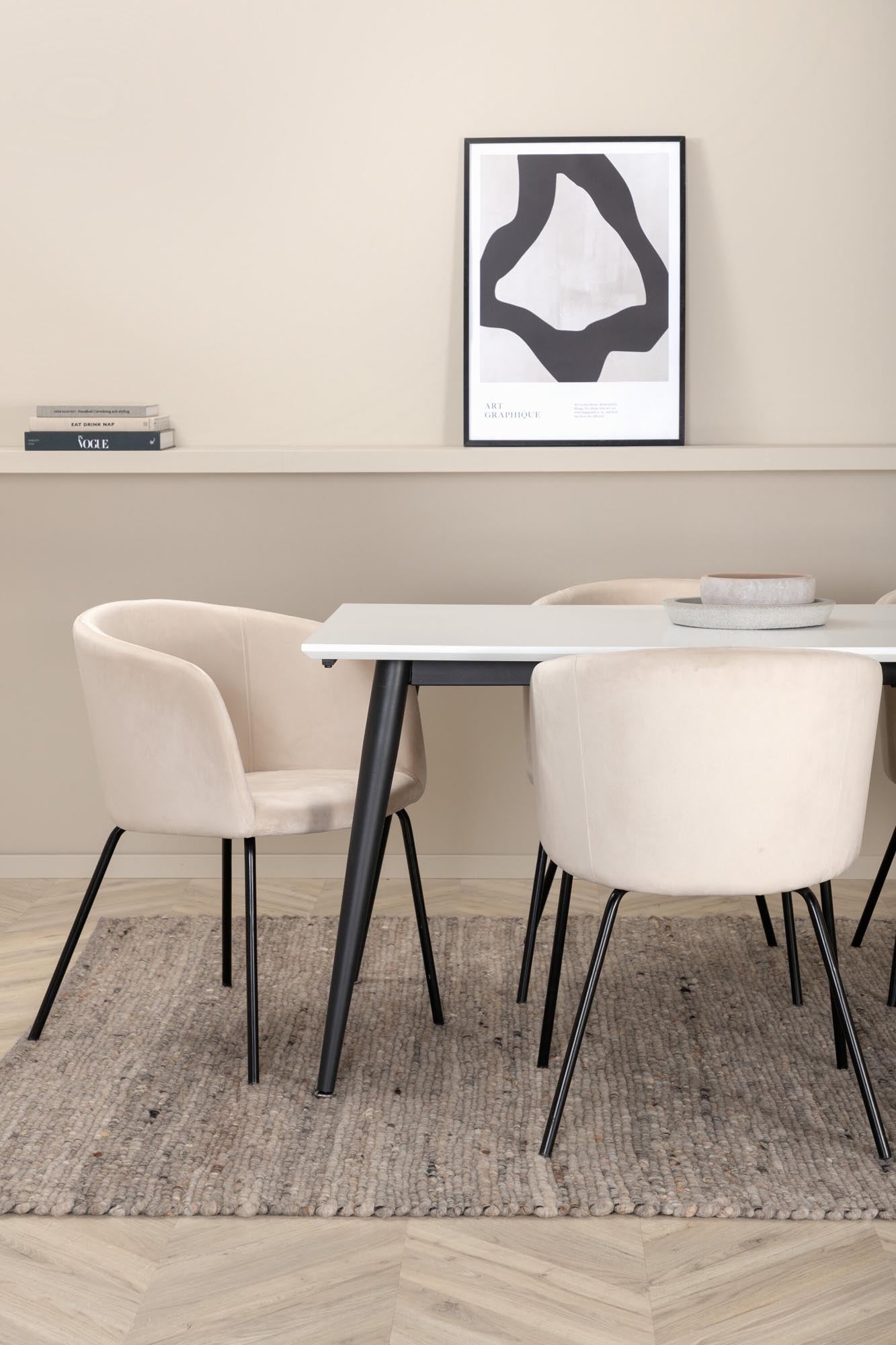 Stilvolles Esszimmerset Jimmy von Venture Home: 6 komfortable Berit-Stühle und ausziehbarer Tisch für jeden Anlass.