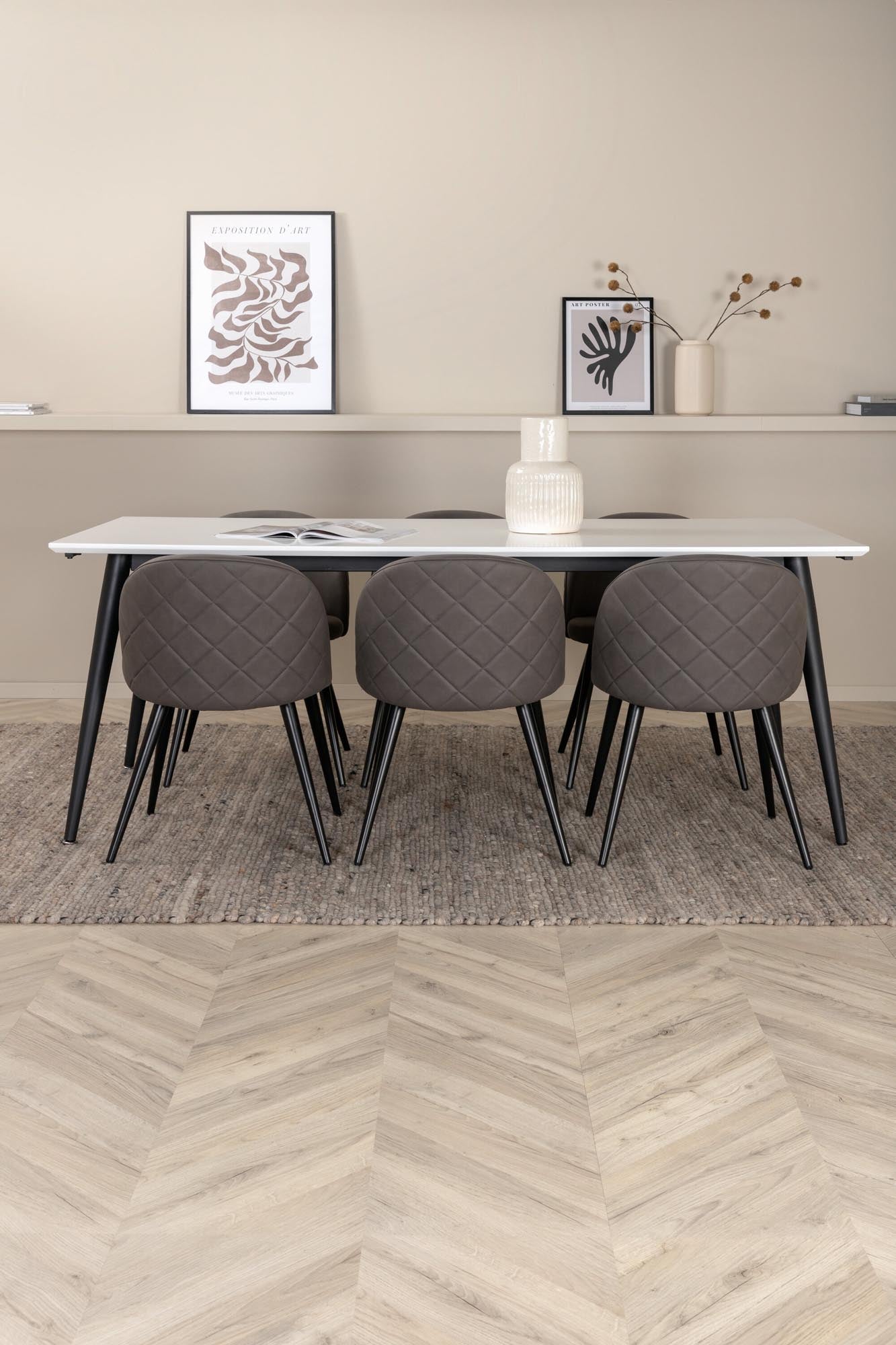 Gestalten Sie Ihr Esszimmer mit dem eleganten Jimmy Esszimmerset + Velvet von Venture Home. Ausziehbarer Tisch und 6 stilvolle Stühle für Komfort und Stil.