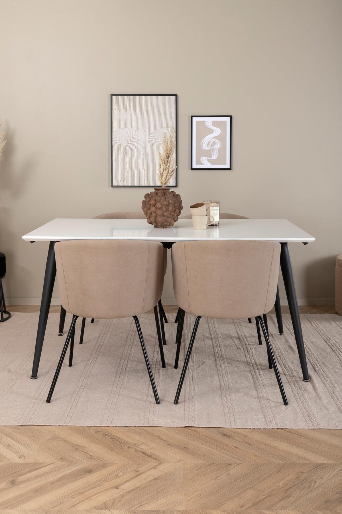 Jimmy Esszimmerset + Berit 150cm/4St. in Beige, Schwarz präsentiert im Onlineshop von KAQTU Design AG. Esszimmerset ist von Venture Home