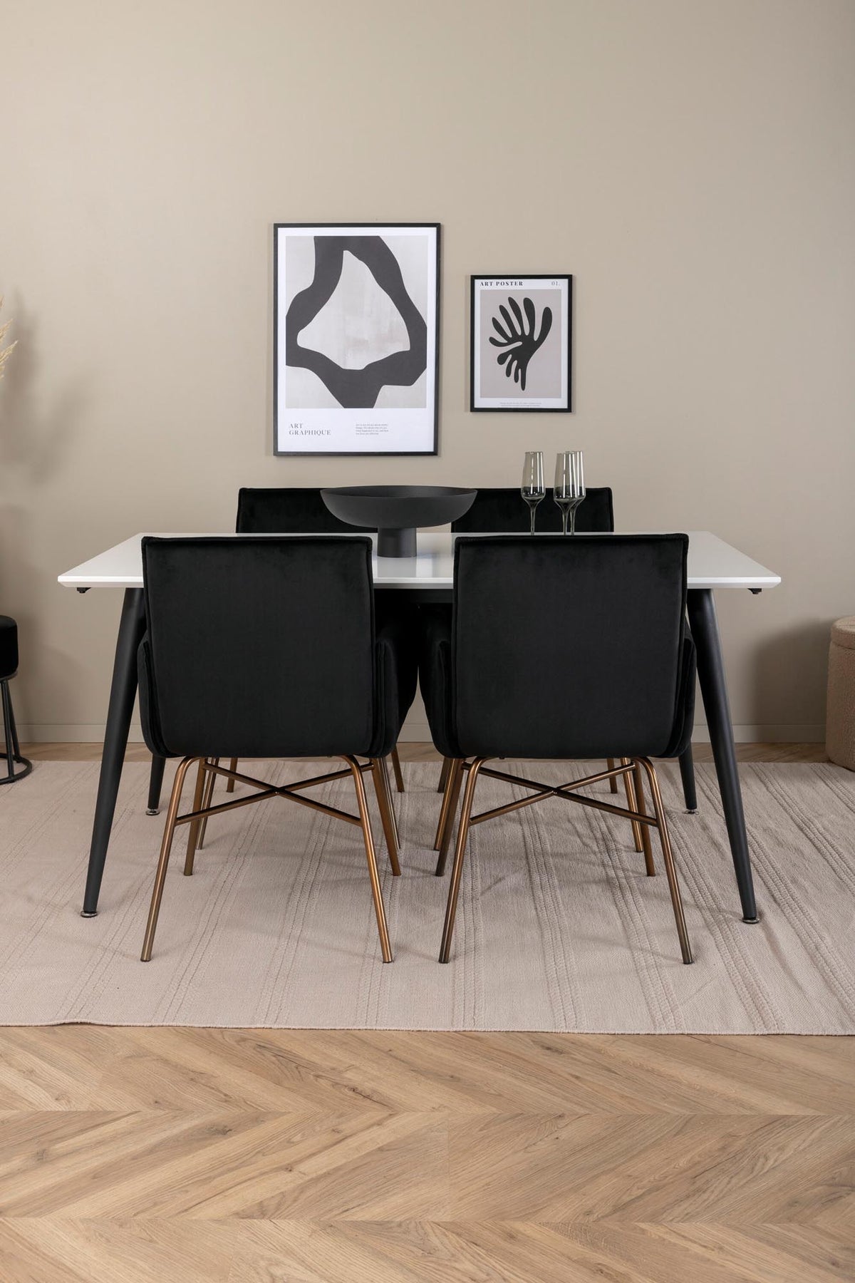 Jimmy Esszimmerset + Petra 150cm/4St. in Schwarz, Kupfer präsentiert im Onlineshop von KAQTU Design AG. Esszimmerset ist von Venture Home