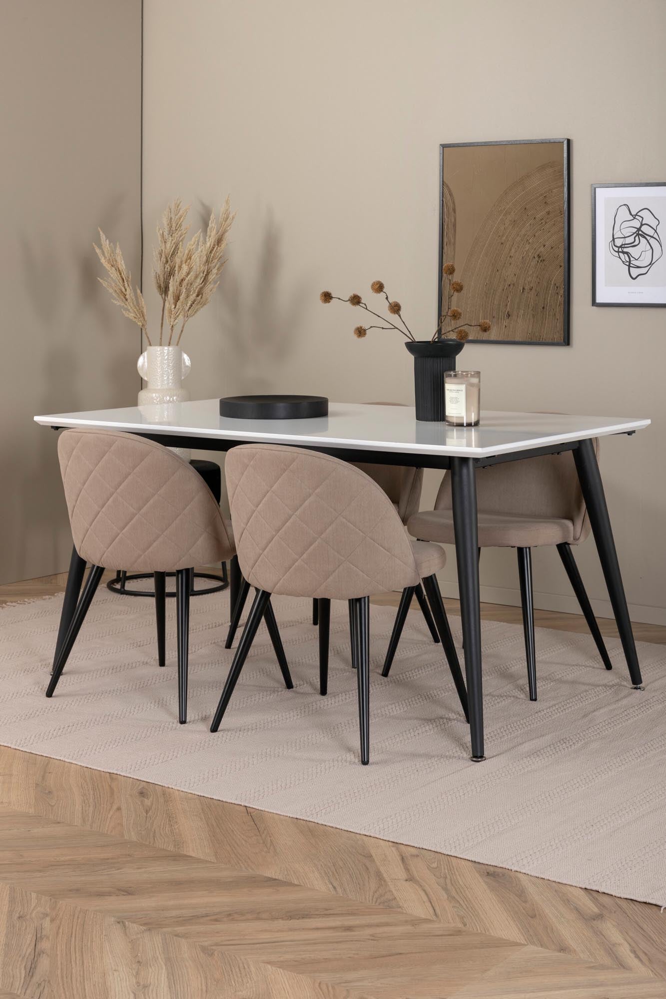 Gestalten Sie Ihr Esszimmer mit dem Jimmy Esszimmerset von Venture Home. Ausziehbarer Tisch und elegante Velvet-Stühle für unvergessliche Momente!