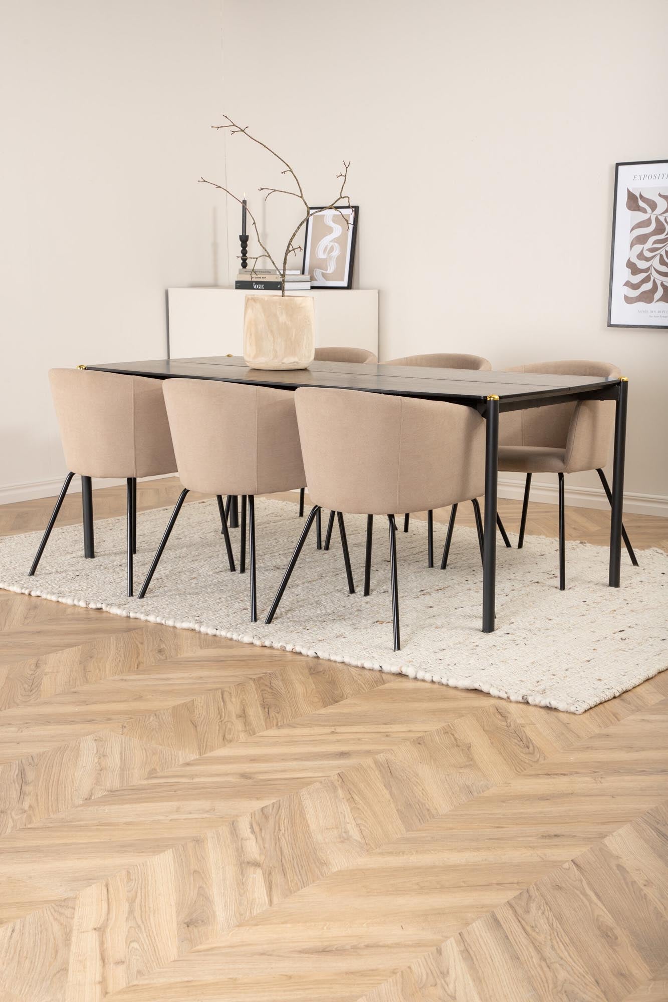 Entdecken Sie das Pelle Esszimmerset von Venture Home: stilvoller Tisch und elegante Berit Stühle für einladende Essbereiche und unvergessliche Abende.