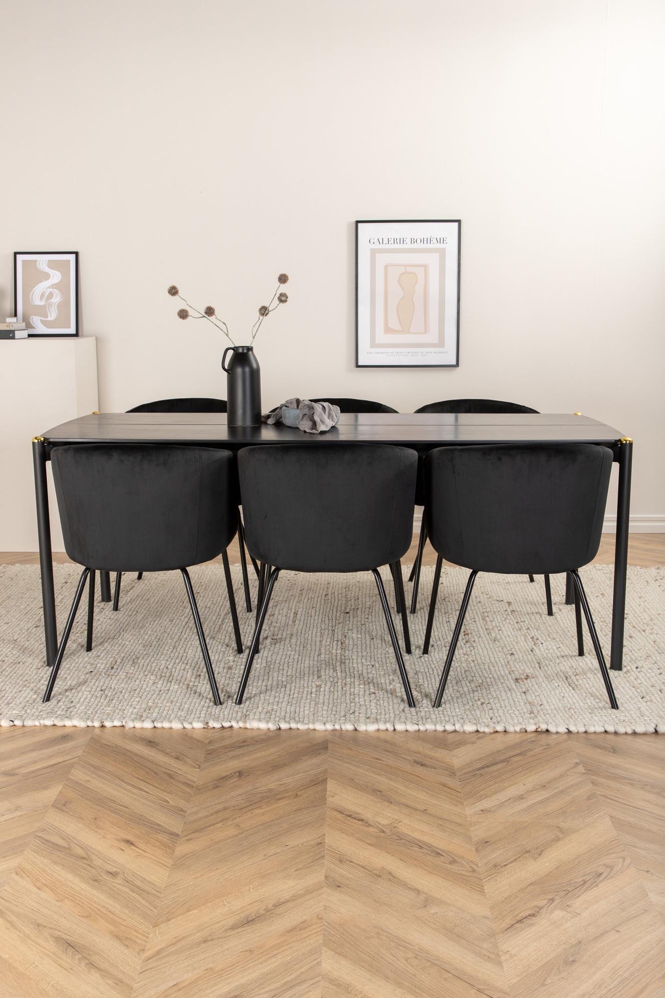 Entdecken Sie das Pelle Esszimmerset von Venture Home: Ein eleganter 190 cm Tisch und 6 bequeme Stühle für stilvolle Esszimmermomente.