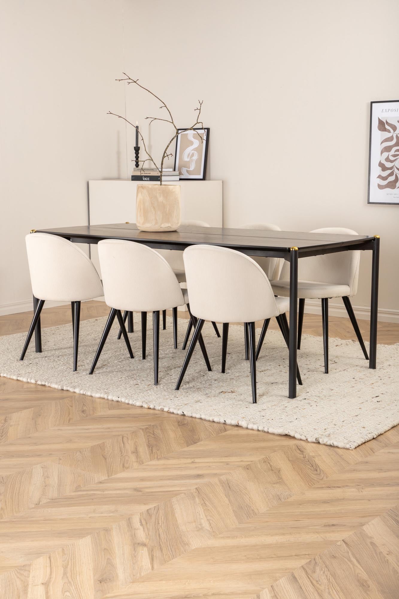 Stilvolles Pelle Esszimmerset: 190 cm langer Tisch aus schwarzem MDF, 6 bequeme Velvet-Stühle in Beige, ideal für gesellige Abende.