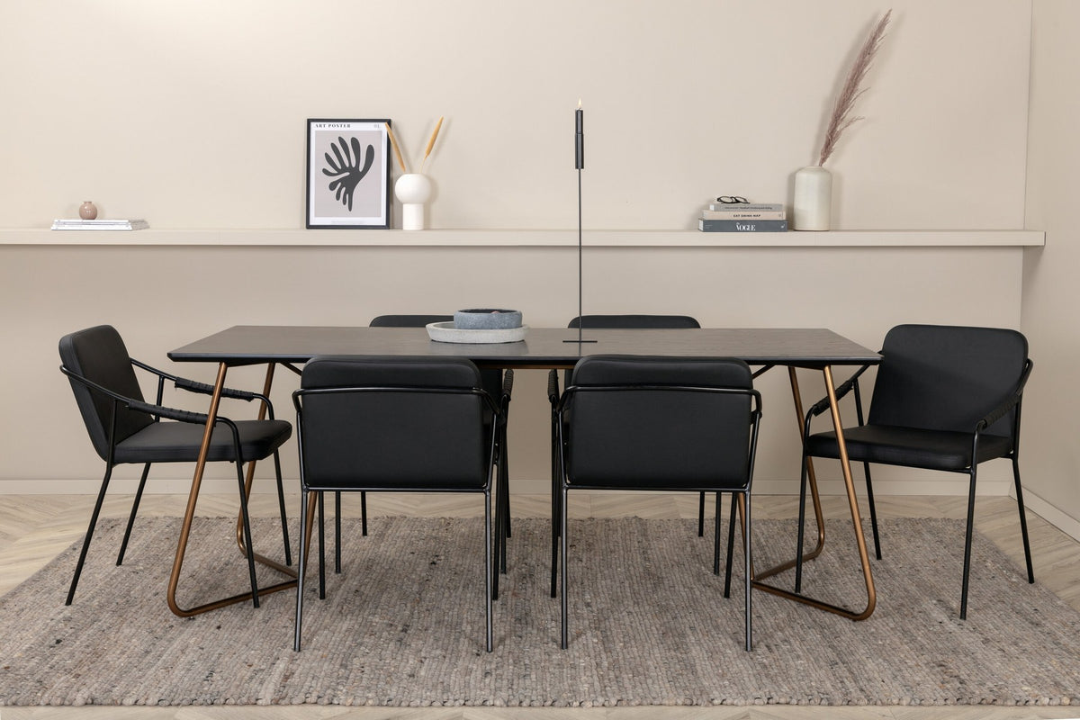 Esszimmerset Petra + Tvist von Venture Home: schwarzer Tisch aus MDF mit Furnier und sechs Stühle mit Kunstleder-Sitzfläche und Eisenbeinen.