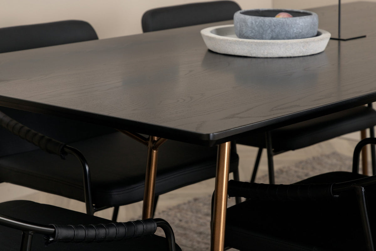 Esszimmerset Petra + Tvist von Venture Home: schwarzer Tisch aus MDF mit Furnier und sechs Stühle mit Kunstleder-Sitzfläche und Eisenbeinen.