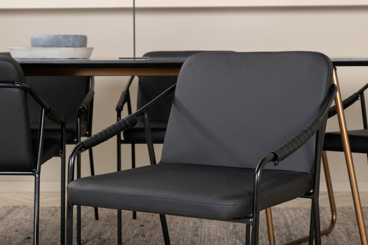 Esszimmerset Petra + Tvist von Venture Home: schwarzer Tisch aus MDF mit Furnier und sechs Stühle mit Kunstleder-Sitzfläche und Eisenbeinen.