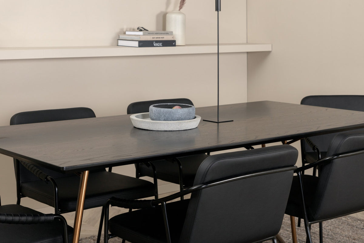 Esszimmerset Petra + Tvist von Venture Home: schwarzer Tisch aus MDF mit Furnier und sechs Stühle mit Kunstleder-Sitzfläche und Eisenbeinen.