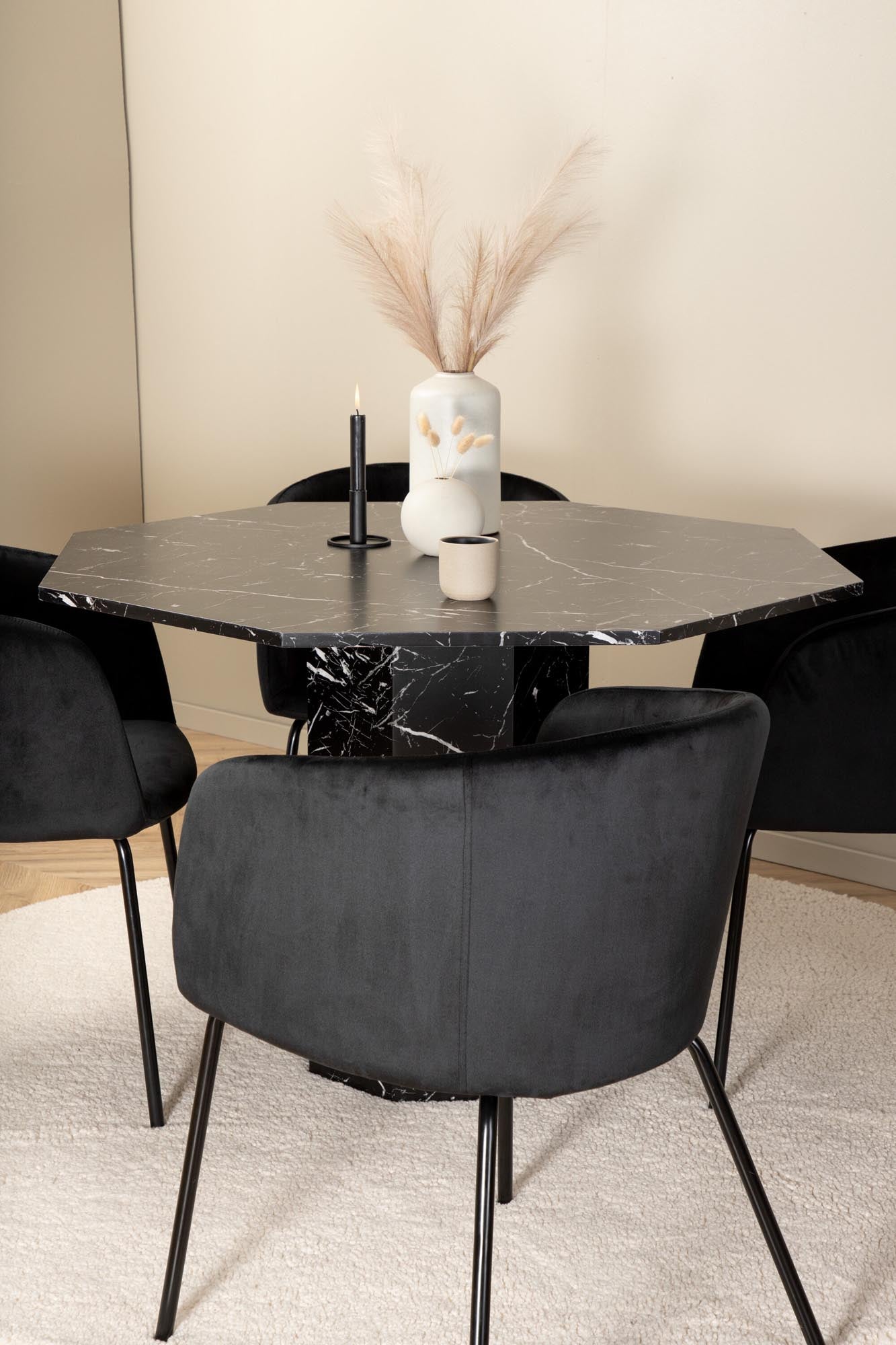 Venture Home: Marbs Esszimmerset für moderne Eleganz im Esszimmer.