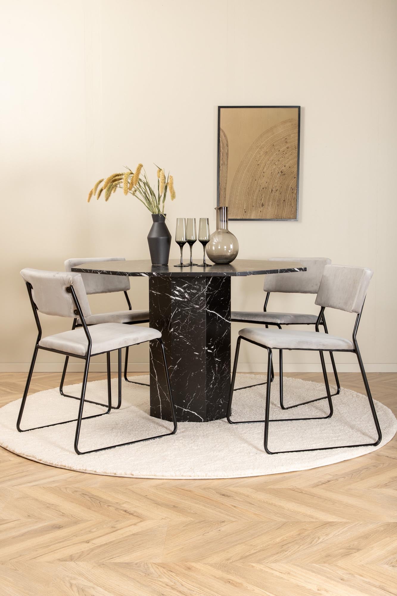 Stilvolles Esszimmerset mit einzigartigem Achtecktisch aus Marmorglas und 4 eleganten Kenth-Stühlen. Ideal für gesellige Abende und modernes Wohnen.