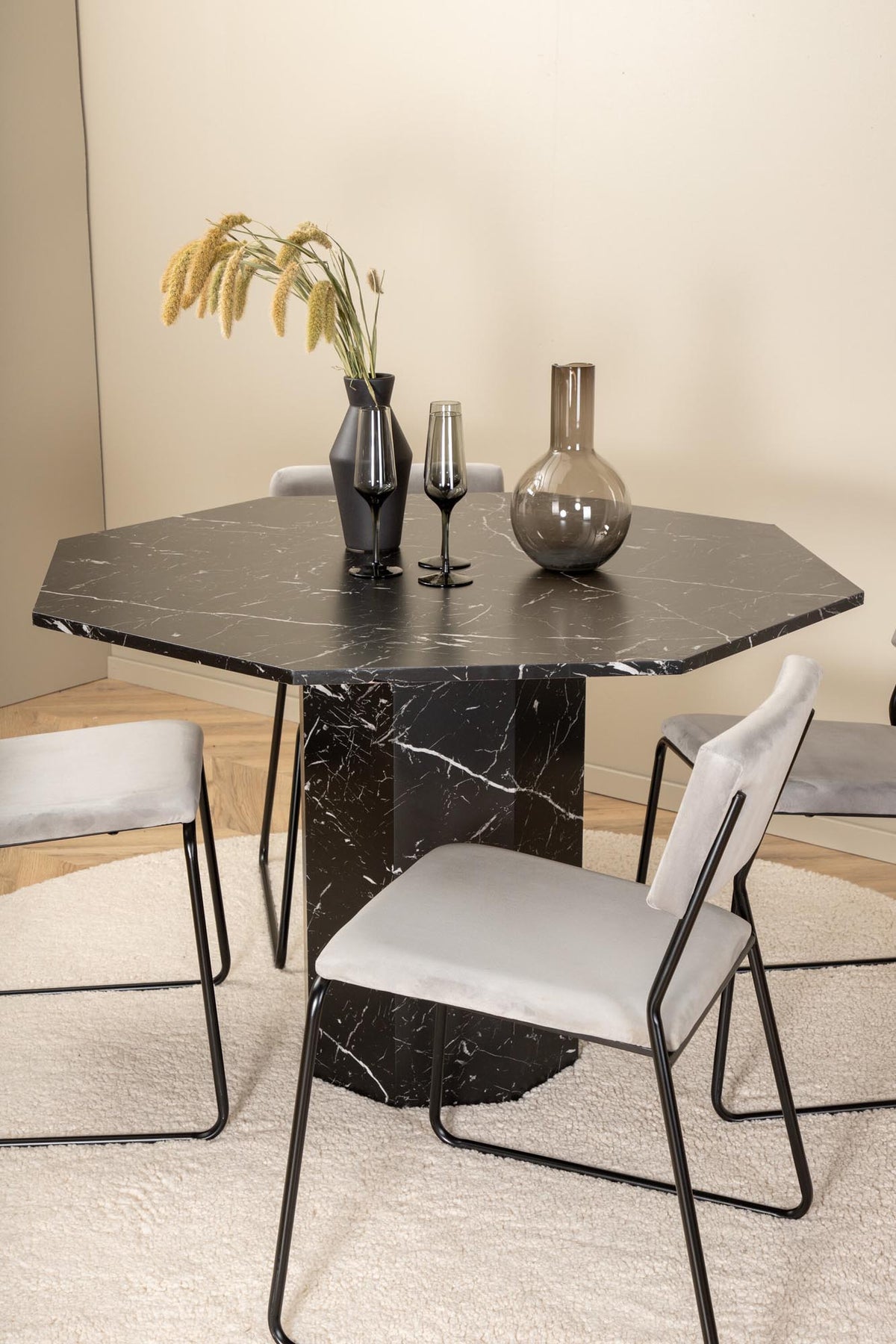 Marbs Esszimmerset + Kenth ⌀110cm/4St. in Schwarz / Hellgrau präsentiert im Onlineshop von KAQTU Design AG. Esszimmerset ist von Venture Home
