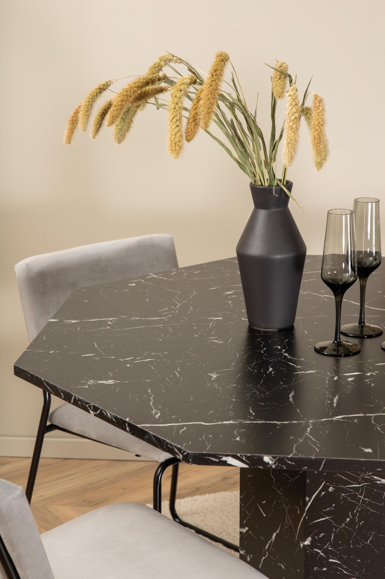 Elegantes Marbs Esszimmerset für 4, ideal für moderne Räume.