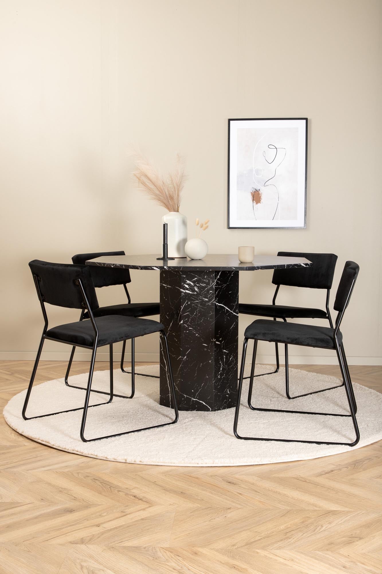 Stilvolles Marbs Esszimmerset für 4, perfekt für zeitgemässe Eleganz.