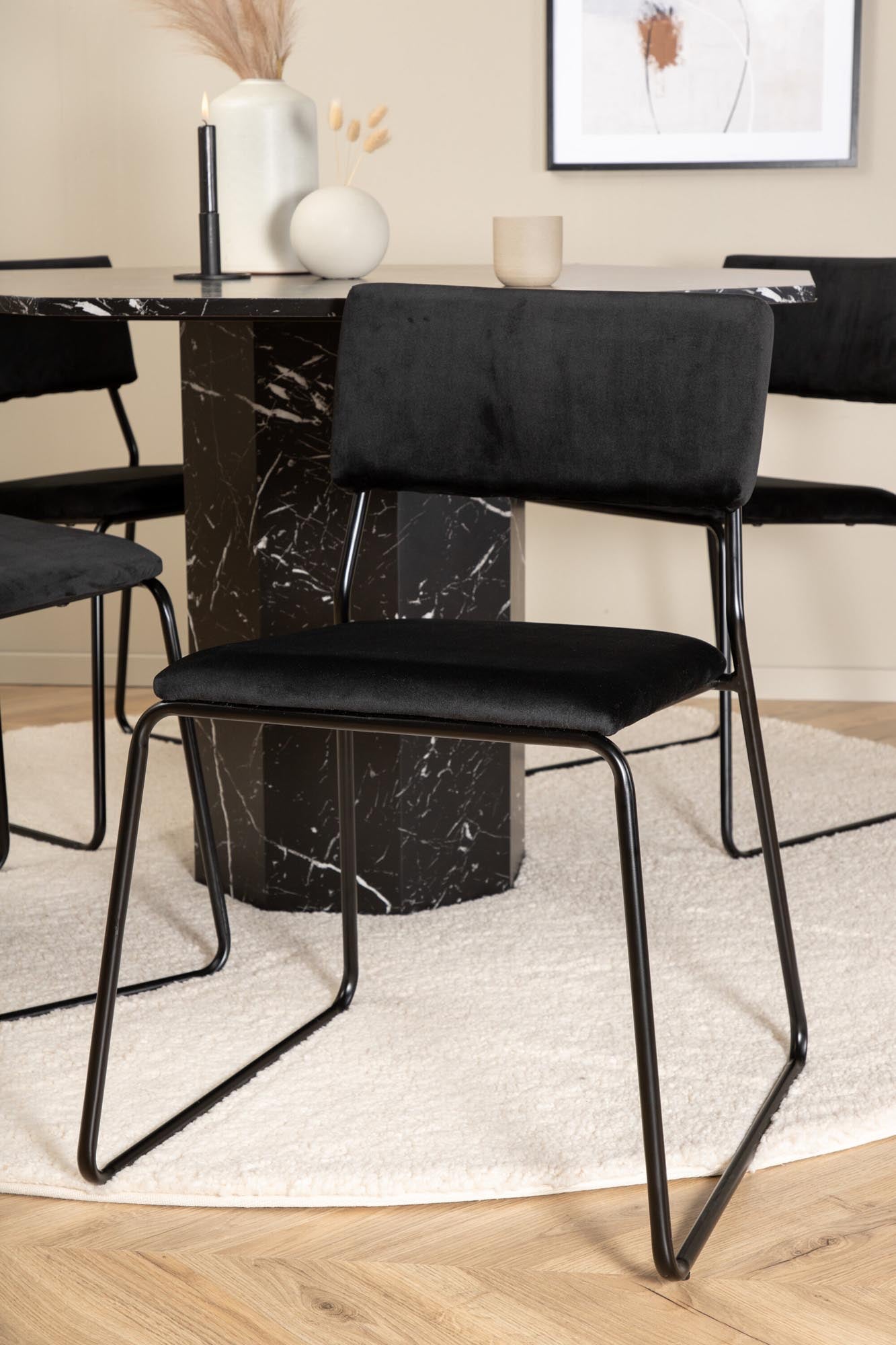 Elegantes Esszimmerset mit Achtecktisch aus schwarzem Marmorglas und 4 stilvollen Kenth-Stühlen. Perfekt für gesellige Runden und modernes Ambiente.