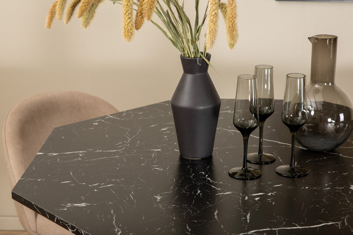 Rundes Esszimmerset Marbs mit vier Velvet Stühlen: Tisch aus schwarzem Marmorglas und MDF, Stühle mit beigem Polyester-Leinen-Bezug.