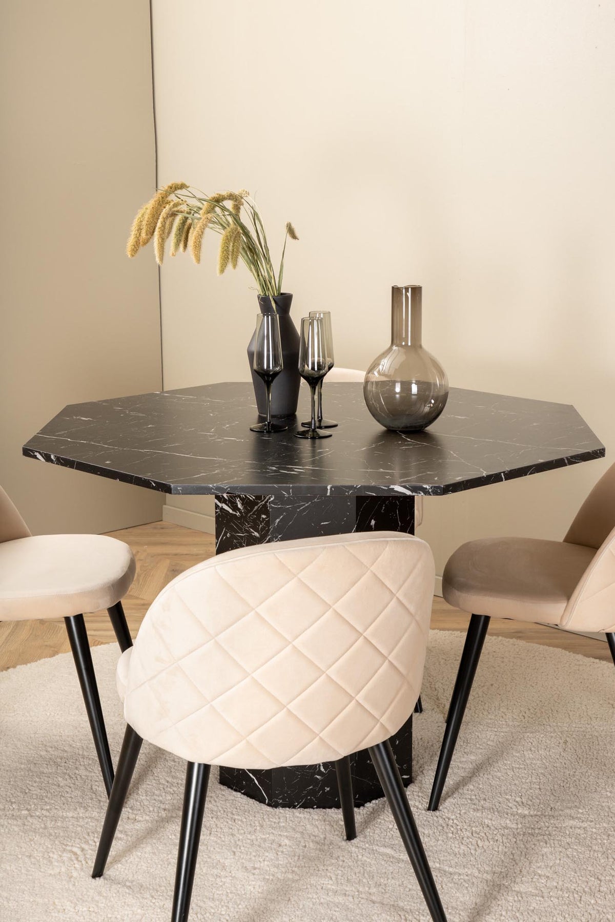 Marbs Esszimmerset + Velvet ⌀110cm/4St. in Beige / Schwarz präsentiert im Onlineshop von KAQTU Design AG. Esszimmerset ist von Venture Home