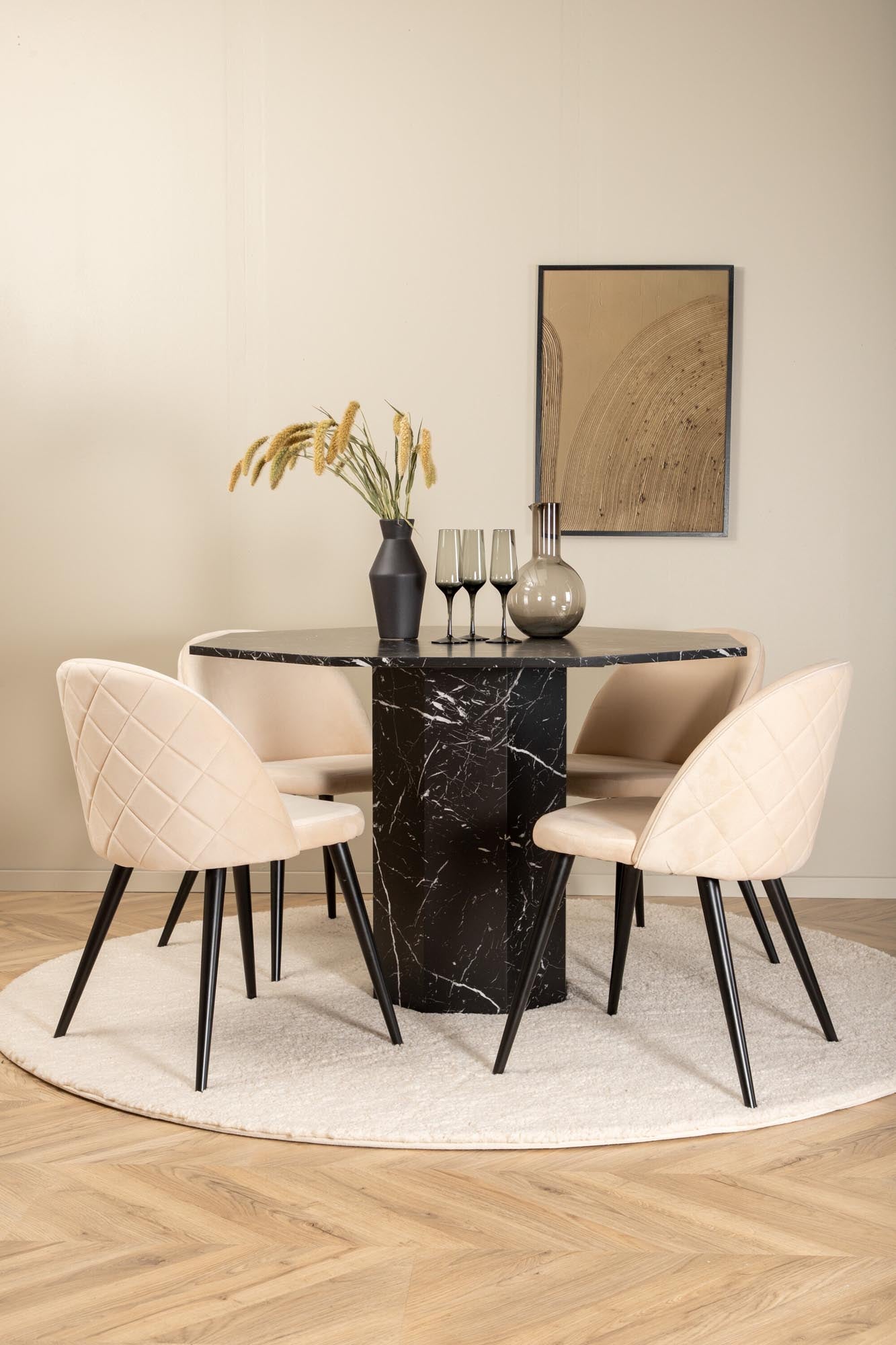 Entdecken Sie das elegante Marbs Esszimmerset von Venture Home mit einem stilvollen Achteck-Esstisch und bequemen Velvet Stühlen. Ideal für gesellige Runden!