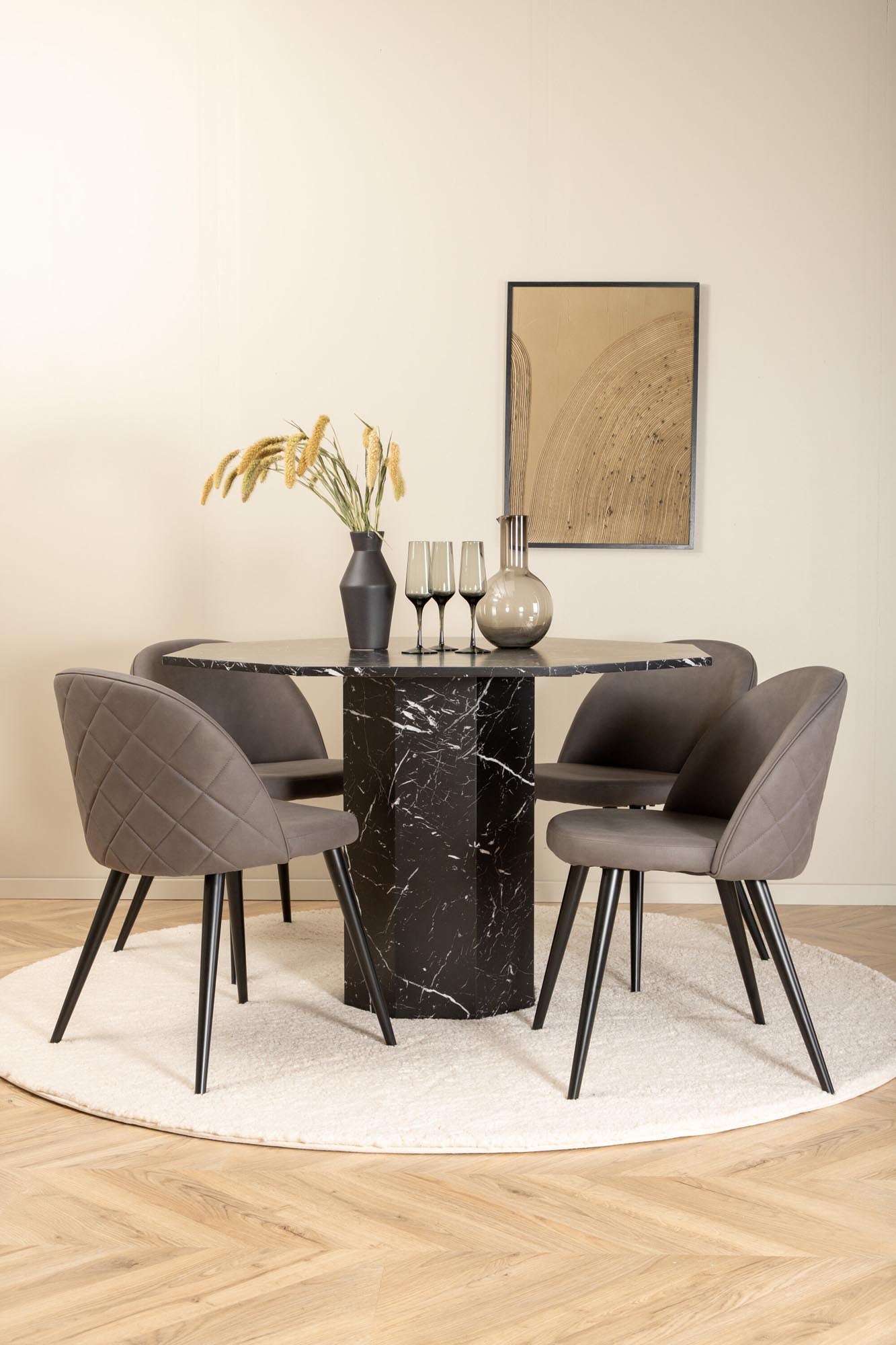 Luxuriöses Esszimmerset mit Samt für stilvolle Dinnerabende.