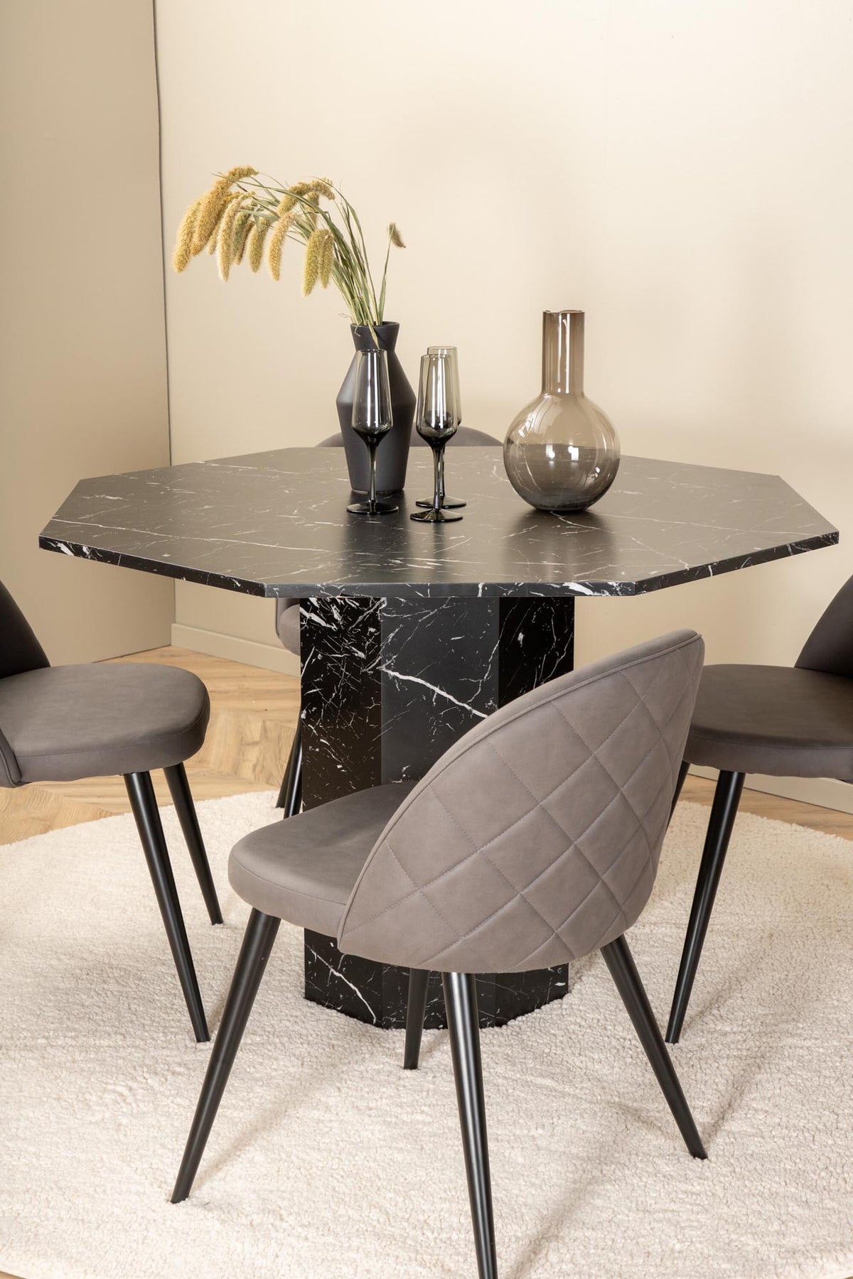 Marbs Esszimmerset + Velvet ⌀110cm/4St. in Schwarzgrau präsentiert im Onlineshop von KAQTU Design AG. Esszimmerset ist von Venture Home