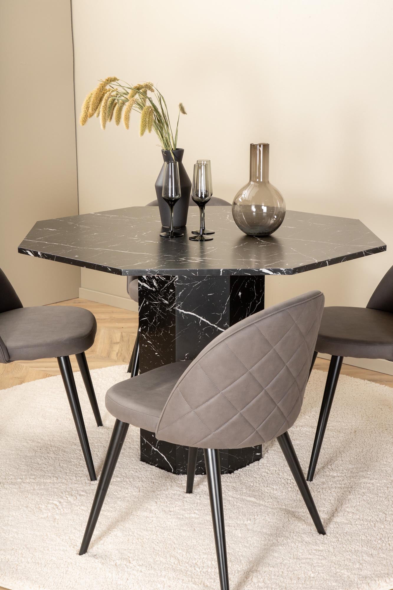 Elegantes Esszimmerset mit Samt für zeitlose Eleganz im Essbereich.