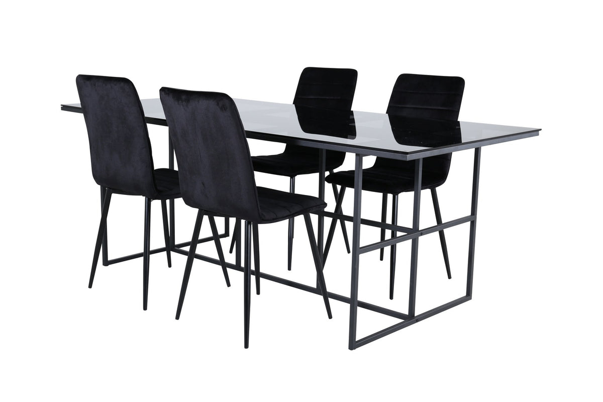 Rechteckiger Esstisch mit schwarzer Glasplatte und Metallgestell sowie zwei Esszimmerstühle mit schwarzem Samtbezug und Eisenbeinen.
