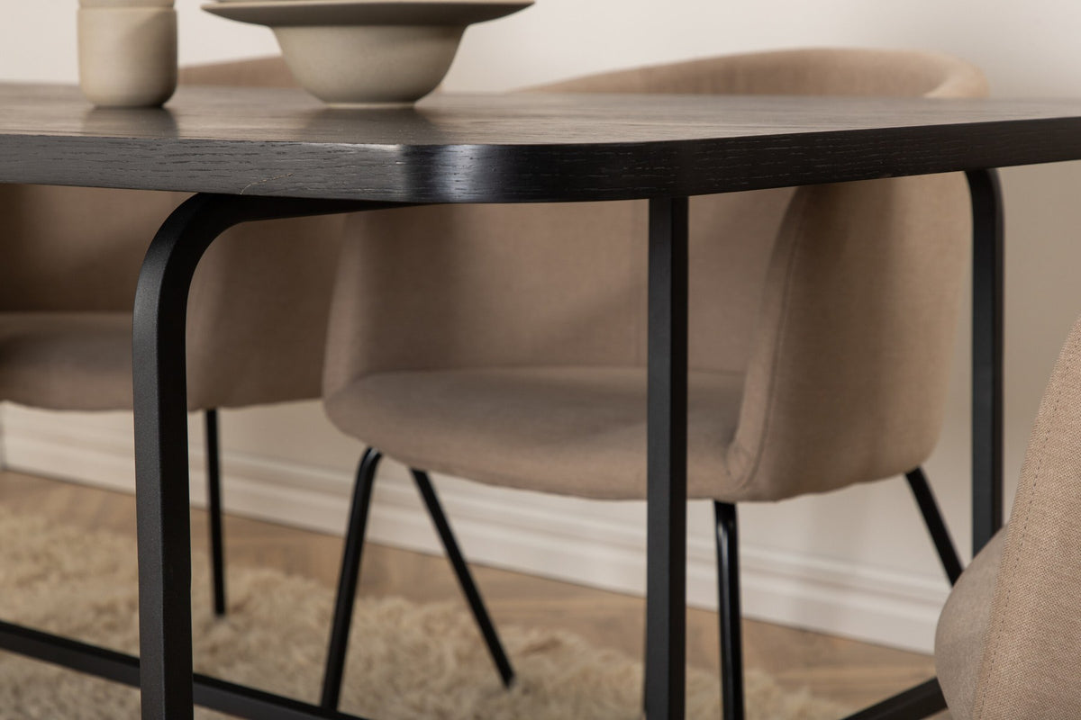 Esszimmerset Uno mit schwarzer MDF-Tischplatte und Metallgestell, kombiniert mit sechs Berit-Stühlen in Beige mit schwarzen Eisenbeinen.