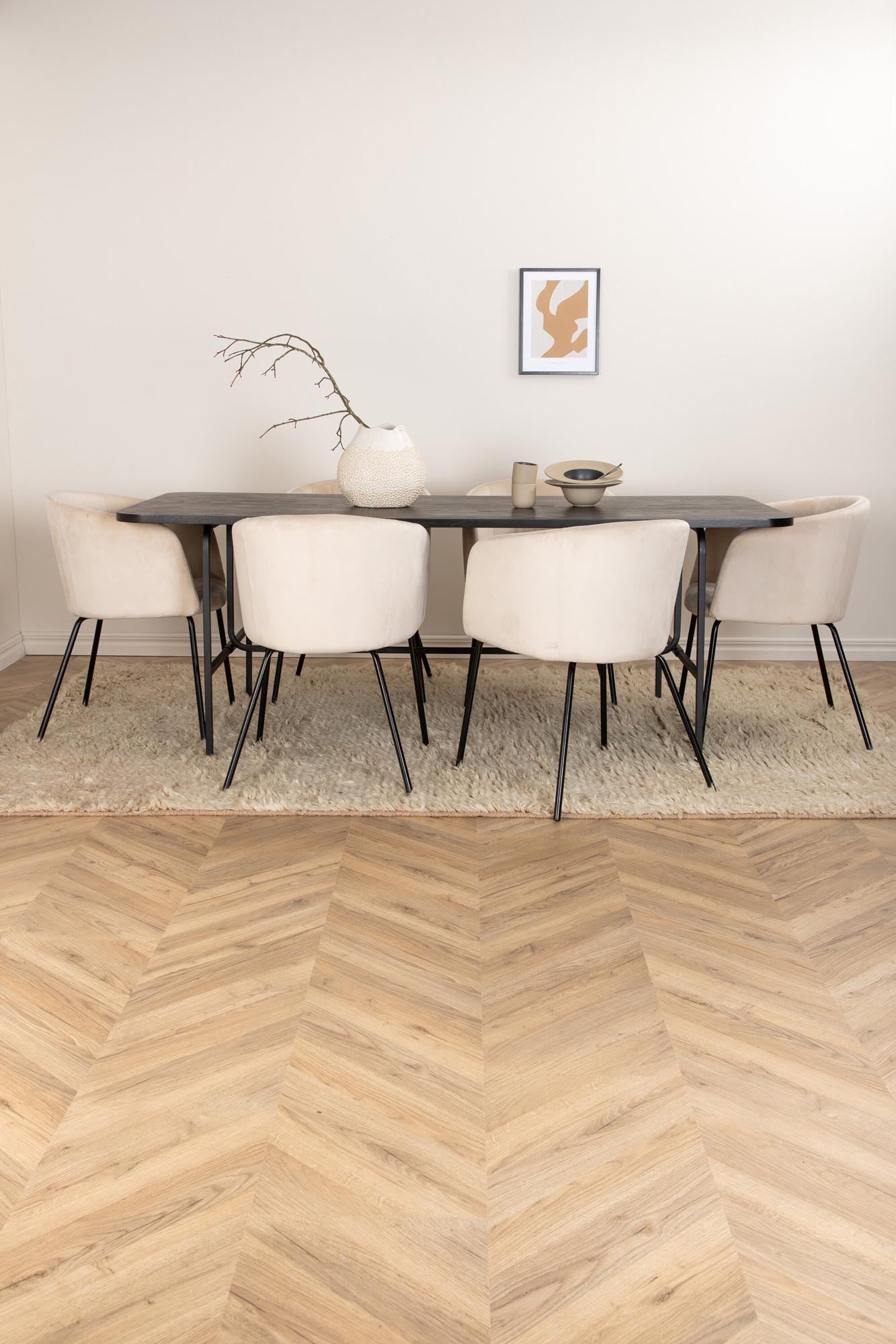 Modernes Esszimmerset Uno mit 200 cm Tisch und 6 luxuriösen Berit Stühlen aus beigem Samt, perfekt für gesellige Abende und stilvolle Einrichtung.